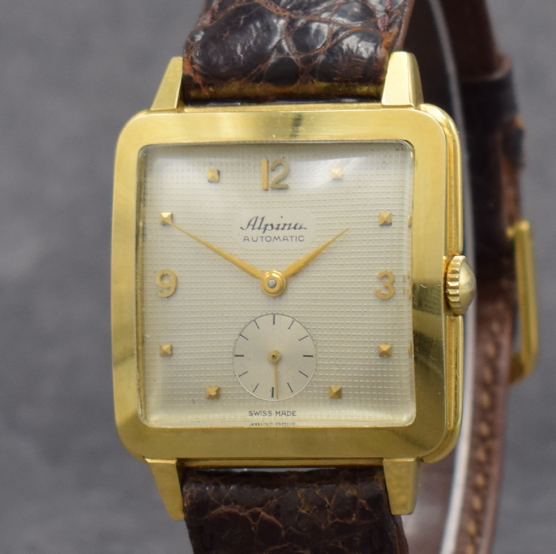 Detail c: ALPINA quadratische Herrenarmbanduhr in GG 750/000 mit Hammerautomatik, Schweiz um 1950, massives 2-teil. Geh., Boden aufgedr., silb. ...