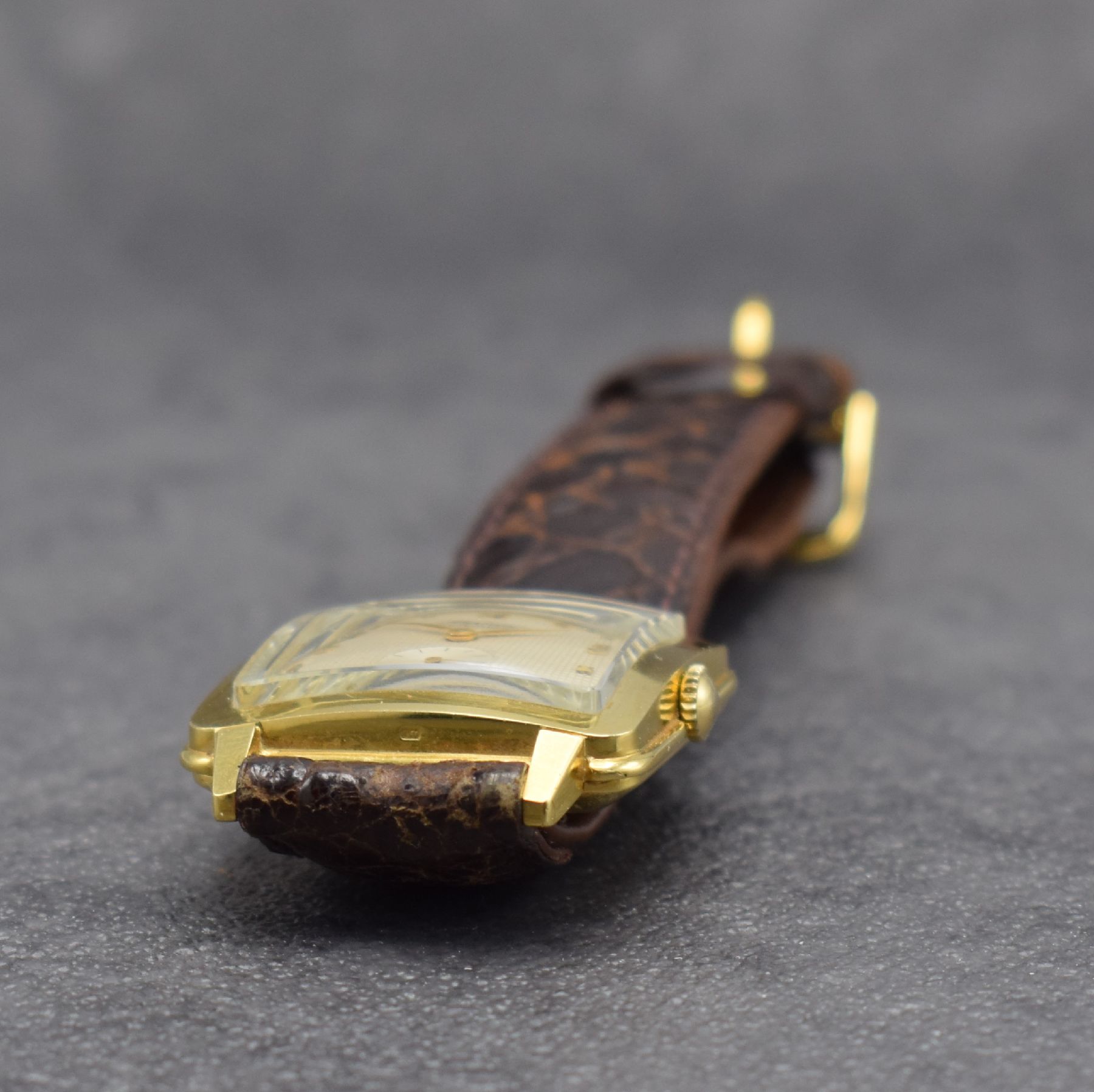 Detail d: ALPINA quadratische Herrenarmbanduhr in GG 750/000 mit Hammerautomatik, Schweiz um 1950, massives 2-teil. Geh., Boden aufgedr., silb. ...