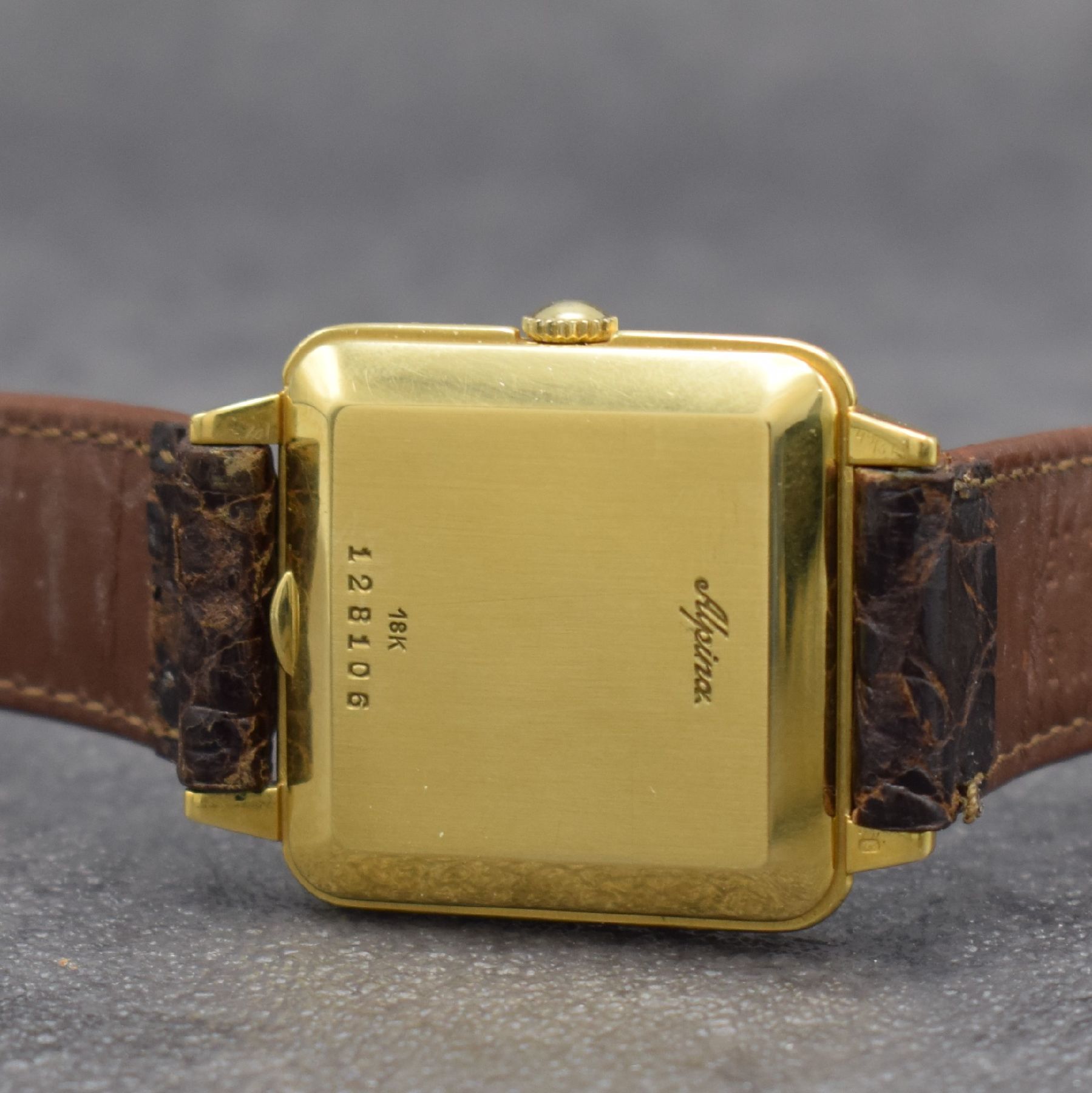 Detail e: ALPINA quadratische Herrenarmbanduhr in GG 750/000 mit Hammerautomatik, Schweiz um 1950, massives 2-teil. Geh., Boden aufgedr., silb. ...
