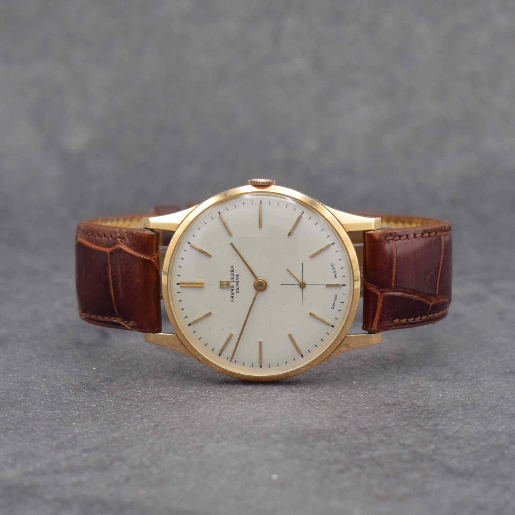 FAVRE-LEUBA Herrenarmbanduhr in RG 750/000, Handaufzug, Schweiz um 1960, Boden aufgedr., vers. Zifferbl. m. aufgel. Indizes rest./l. fl., Anz. v. ...