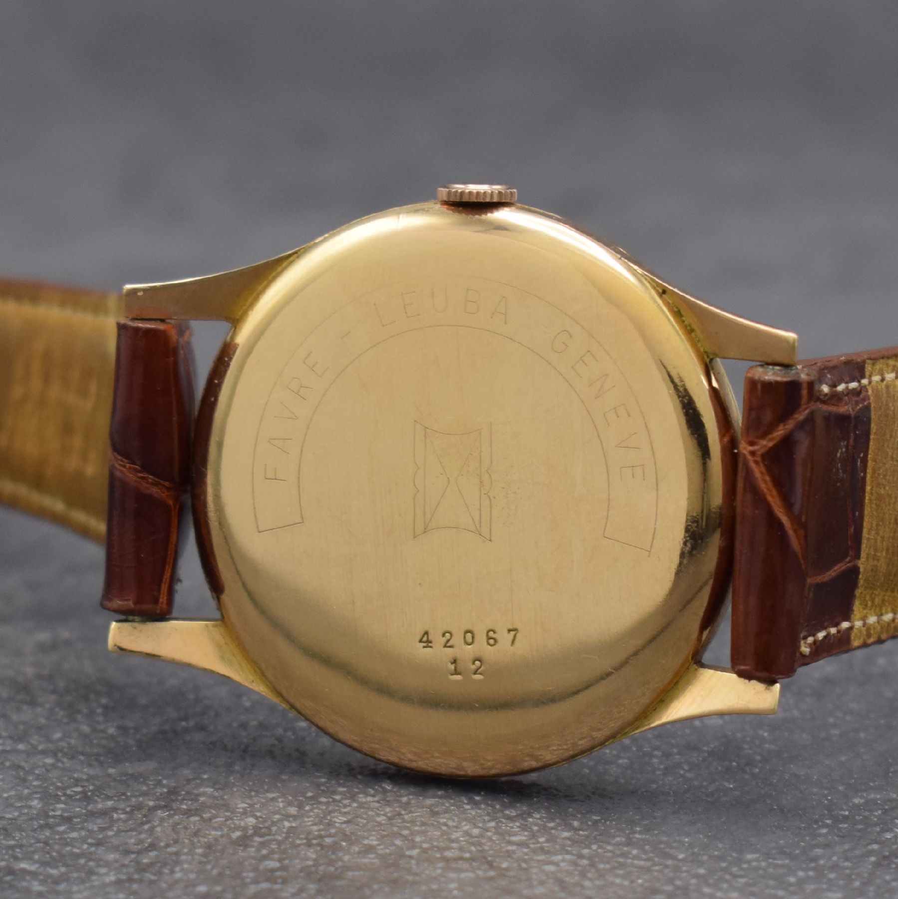 Detail d: FAVRE-LEUBA Herrenarmbanduhr in RG 750/000, Handaufzug, Schweiz um 1960, Boden aufgedr., vers. Zifferbl. m. aufgel. Indizes rest./l. fl., Anz. v. ...
