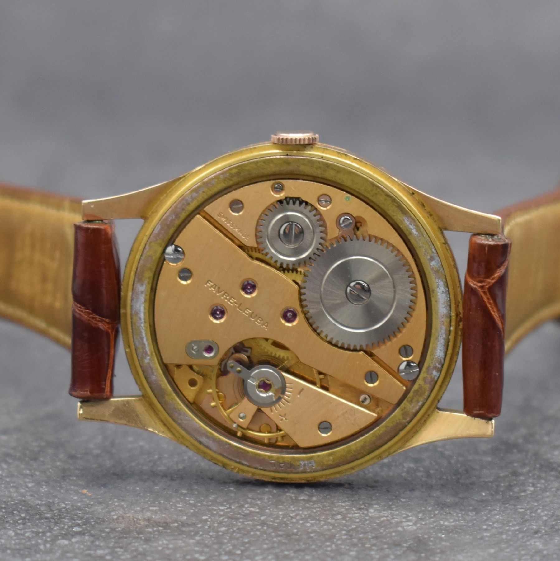 Detail e: FAVRE-LEUBA Herrenarmbanduhr in RG 750/000, Handaufzug, Schweiz um 1960, Boden aufgedr., vers. Zifferbl. m. aufgel. Indizes rest./l. fl., Anz. v. ...