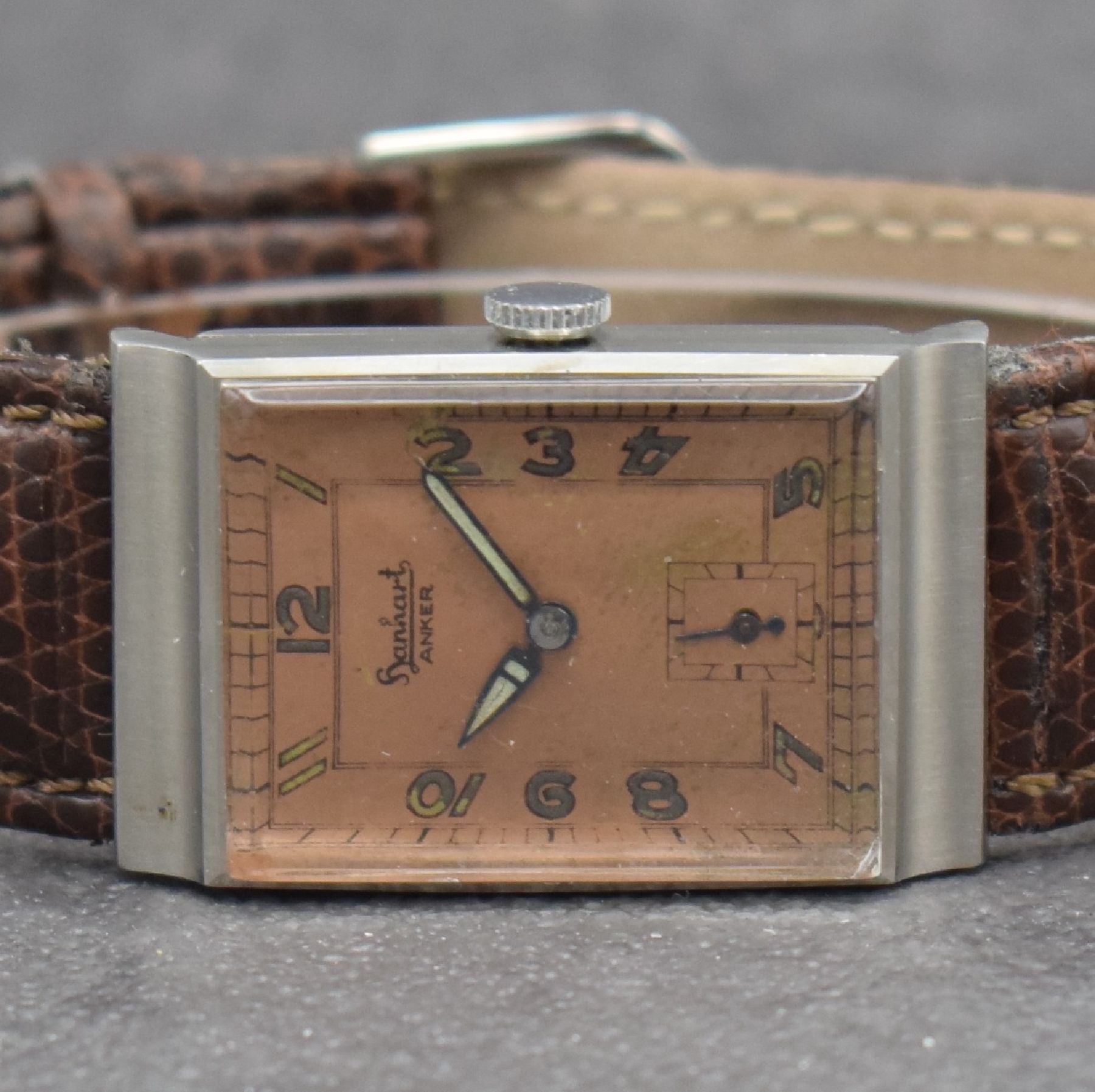 Detail a: HANHART Anker Herrenarmbanduhr in Edelstahl, Deutschland um 1930, Handaufzug, 2-teil. Gehäuse, Boden aufgedr., kupferfarb. Zifferbl. m. arab. Zahlen ...