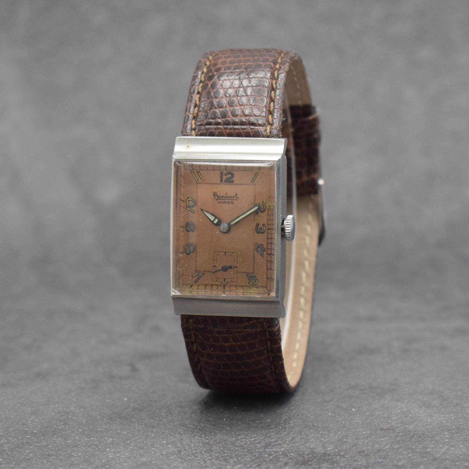 Detail b: HANHART Anker Herrenarmbanduhr in Edelstahl, Deutschland um 1930, Handaufzug, 2-teil. Gehäuse, Boden aufgedr., kupferfarb. Zifferbl. m. arab. Zahlen ...