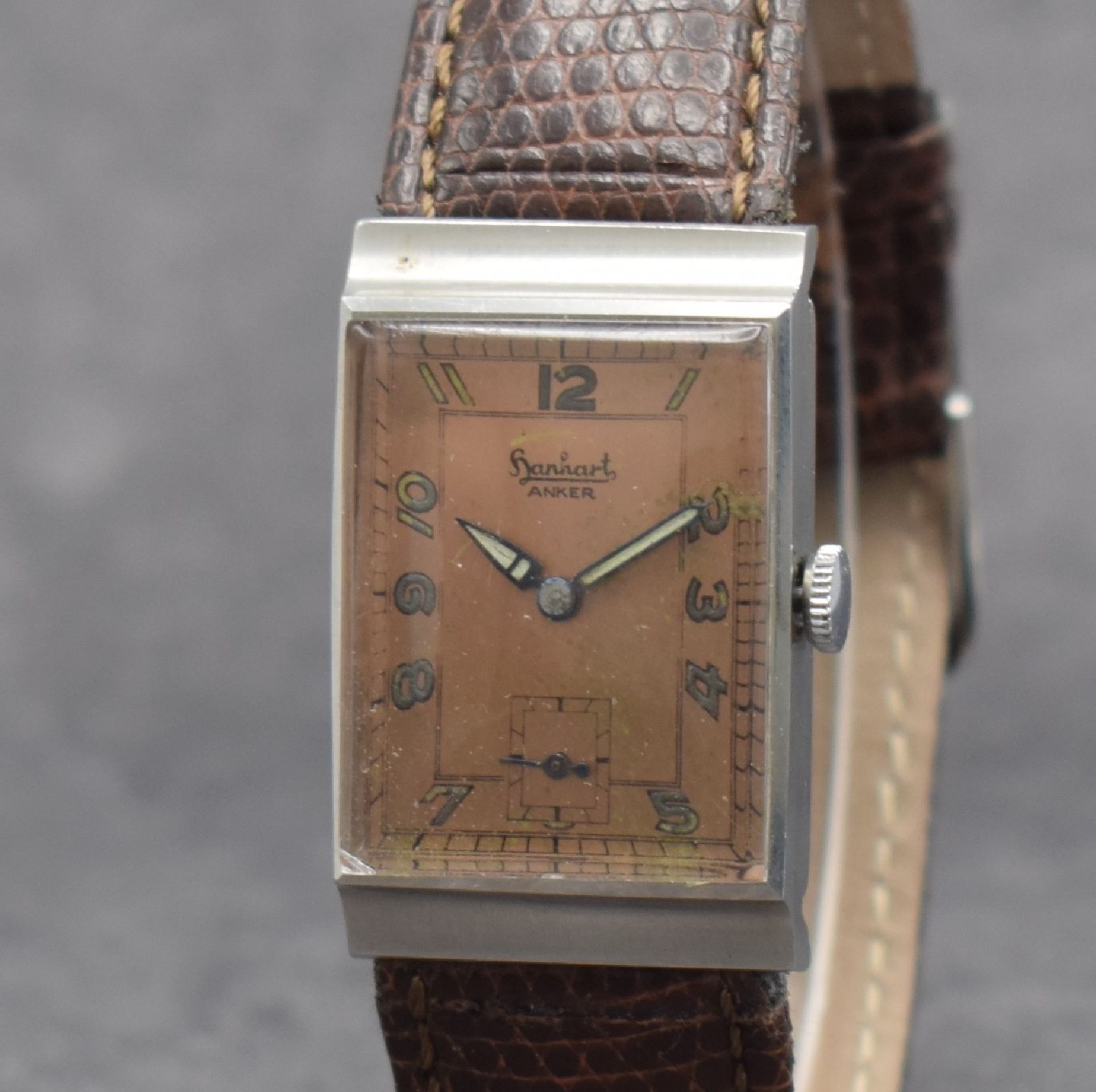 Detail c: HANHART Anker Herrenarmbanduhr in Edelstahl, Deutschland um 1930, Handaufzug, 2-teil. Gehäuse, Boden aufgedr., kupferfarb. Zifferbl. m. arab. Zahlen ...