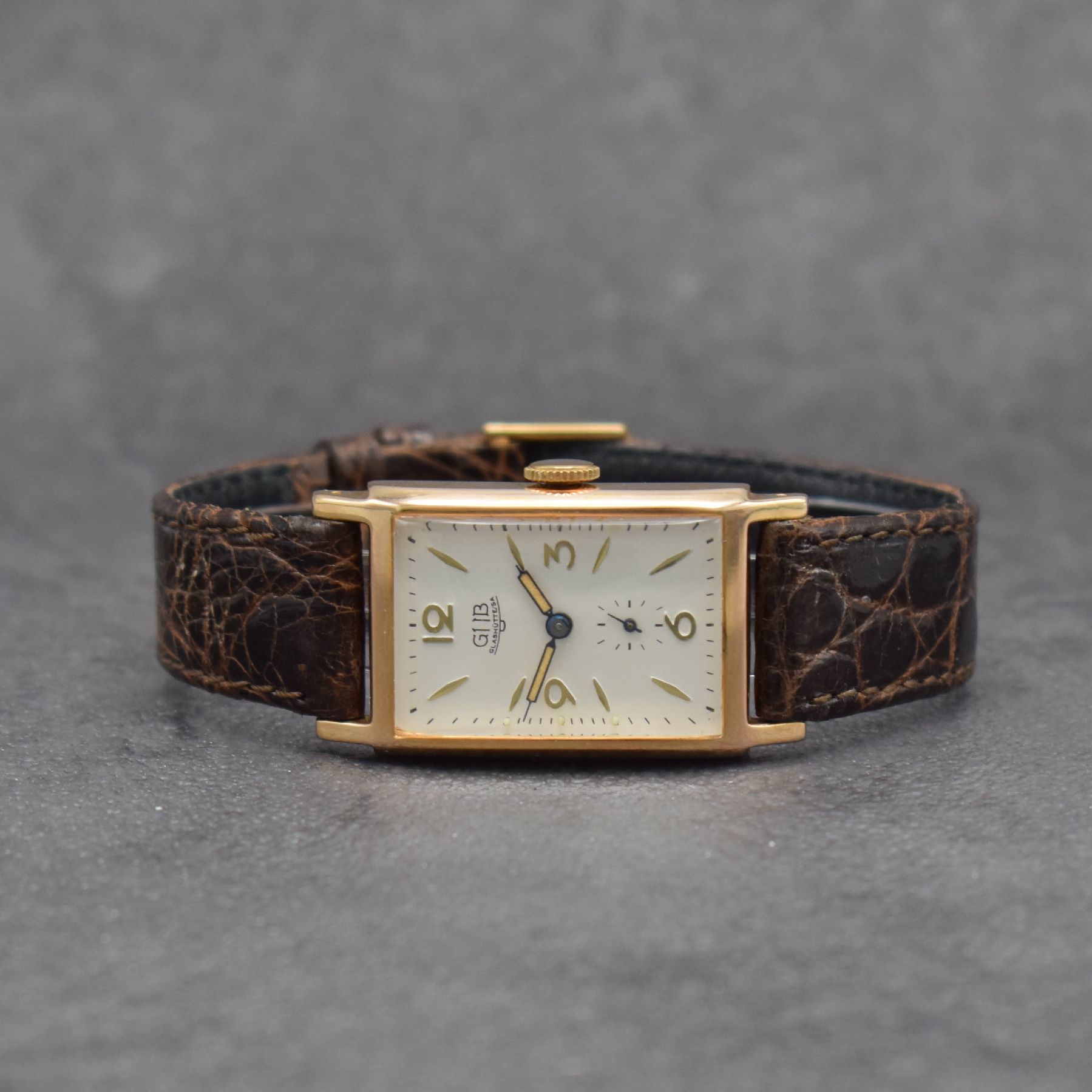 GUB Armbanduhr mit Kaliber 6622, DDR um 1955, rectang. Metallgeh. verg., Edelstahlboden aufgedr., silb. Zifferbl. rest., gebl. Zeiger, Anz. v. Std., ...