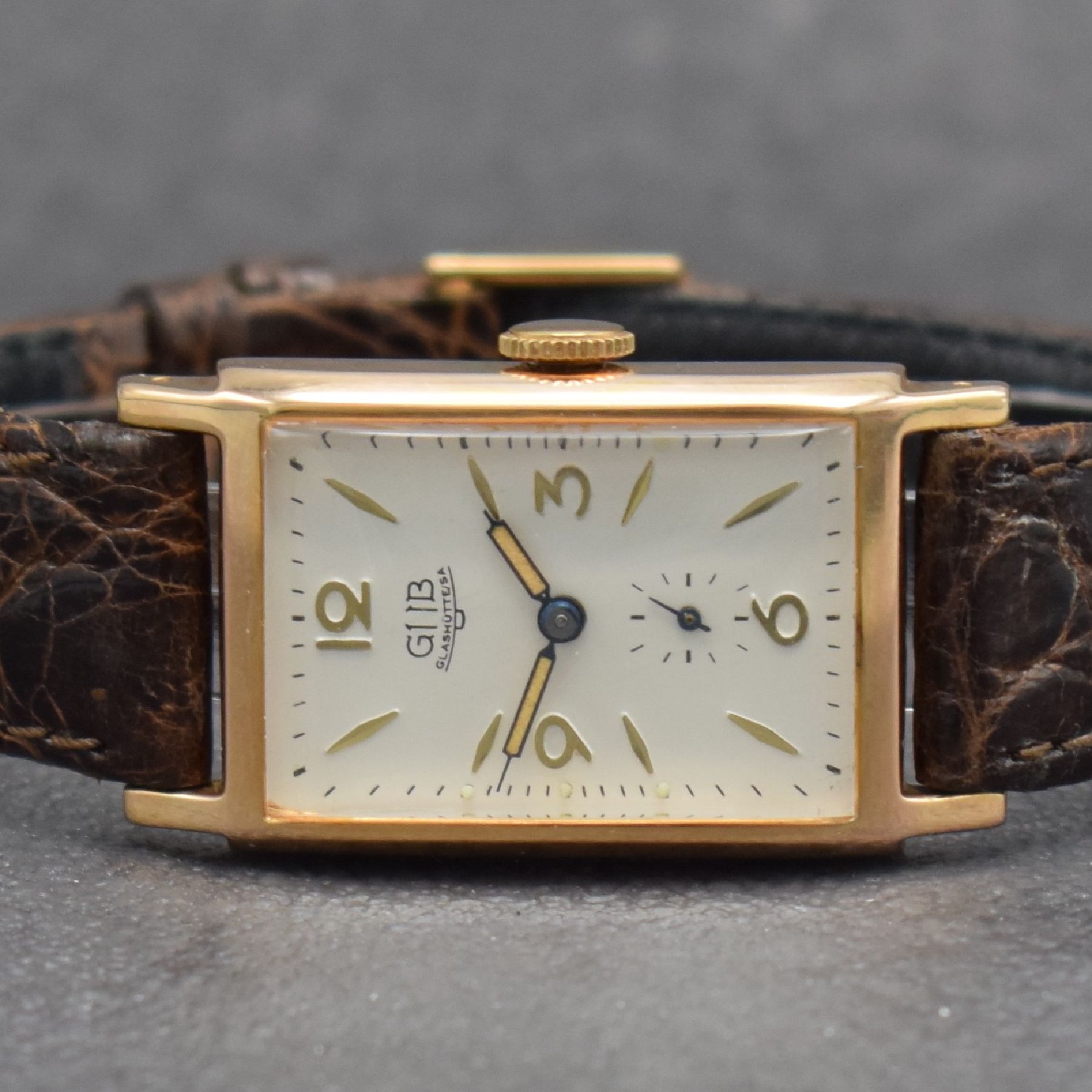 Detail a: GUB Armbanduhr mit Kaliber 6622, DDR um 1955, rectang. Metallgeh. verg., Edelstahlboden aufgedr., silb. Zifferbl. rest., gebl. Zeiger, Anz. v. Std., ...