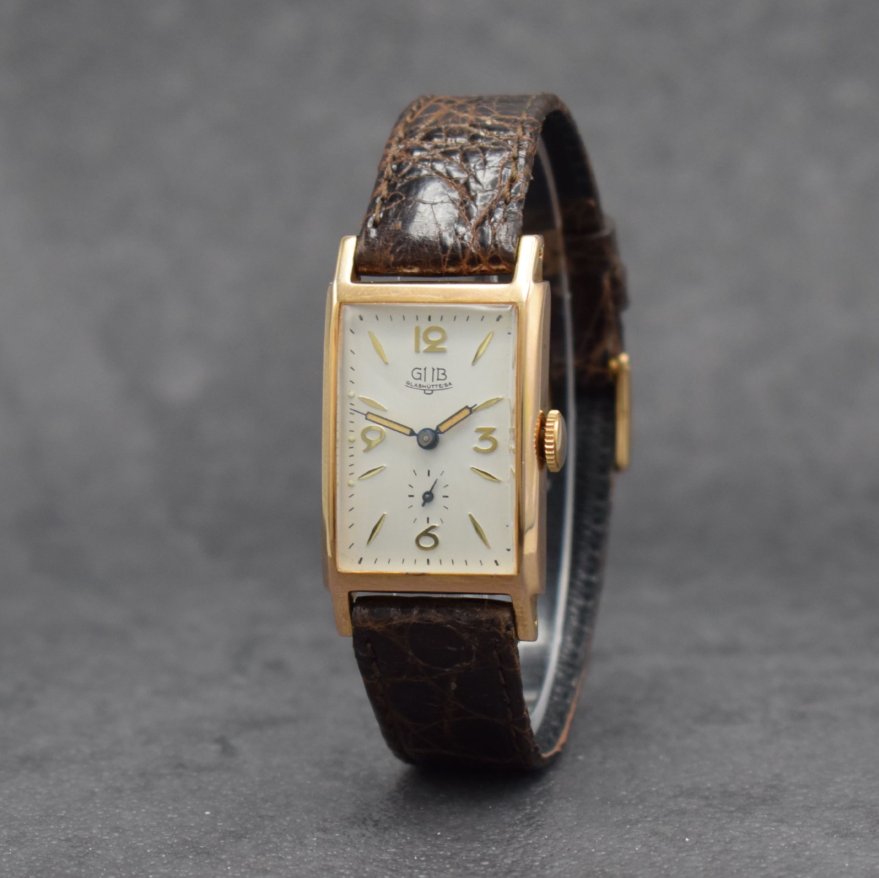 Detail b: GUB Armbanduhr mit Kaliber 6622, DDR um 1955, rectang. Metallgeh. verg., Edelstahlboden aufgedr., silb. Zifferbl. rest., gebl. Zeiger, Anz. v. Std., ...