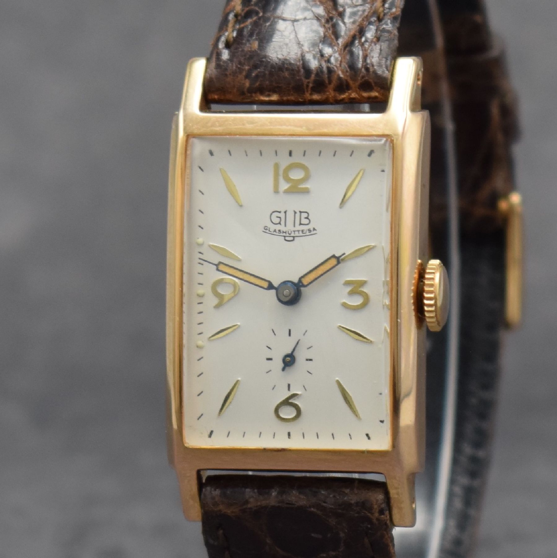 Detail c: GUB Armbanduhr mit Kaliber 6622, DDR um 1955, rectang. Metallgeh. verg., Edelstahlboden aufgedr., silb. Zifferbl. rest., gebl. Zeiger, Anz. v. Std., ...