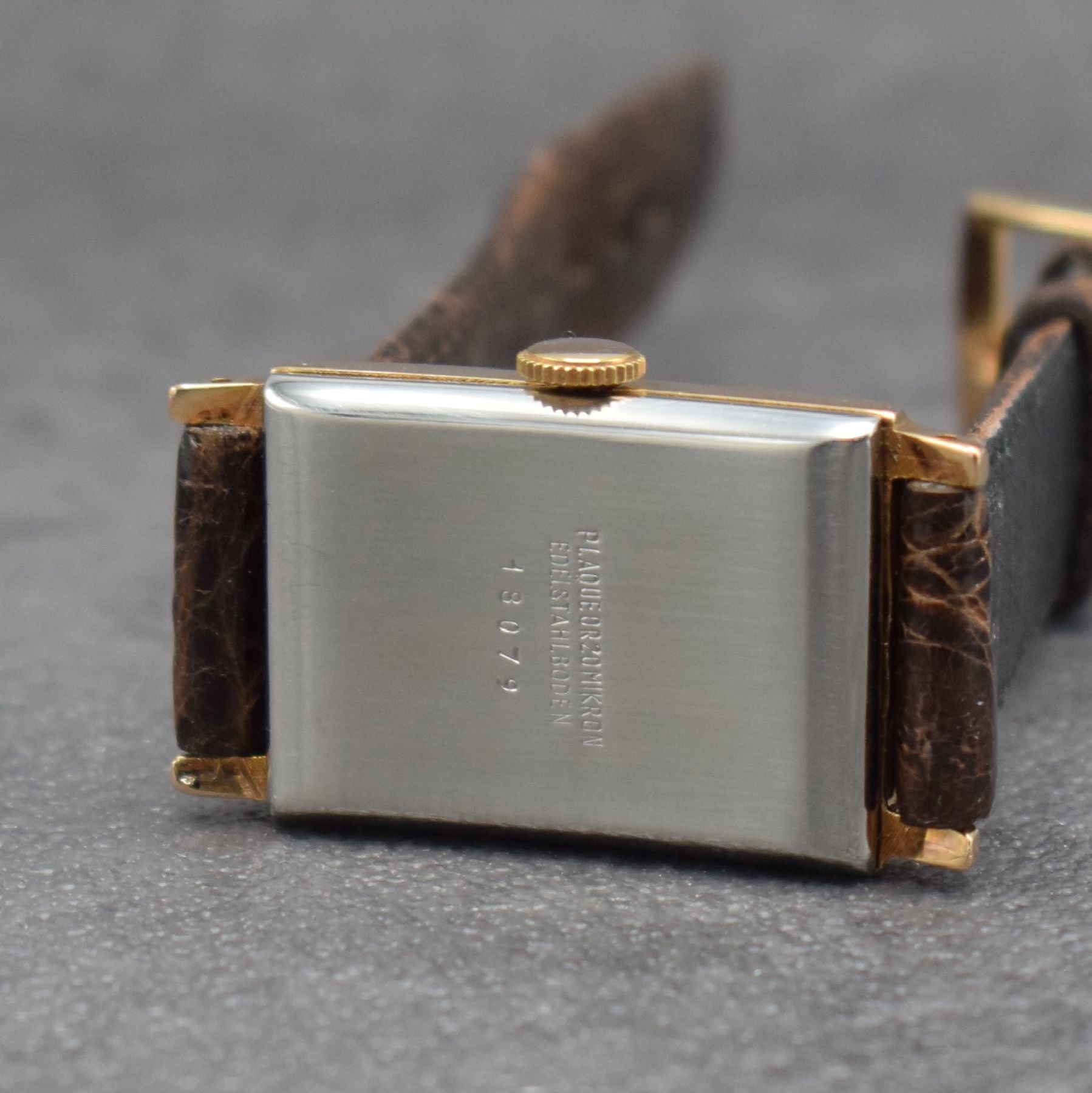 Detail d: GUB Armbanduhr mit Kaliber 6622, DDR um 1955, rectang. Metallgeh. verg., Edelstahlboden aufgedr., silb. Zifferbl. rest., gebl. Zeiger, Anz. v. Std., ...