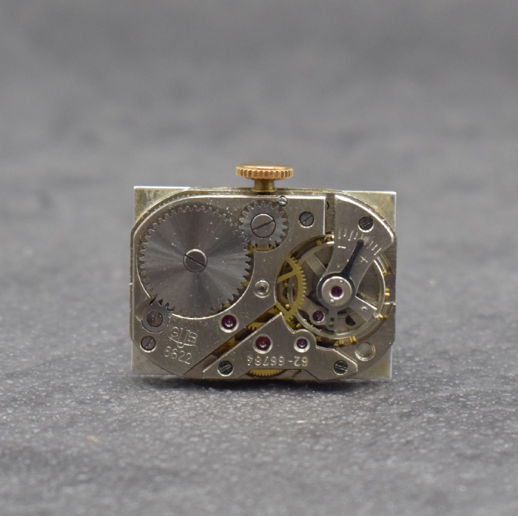 Detail e: GUB Armbanduhr mit Kaliber 6622, DDR um 1955, rectang. Metallgeh. verg., Edelstahlboden aufgedr., silb. Zifferbl. rest., gebl. Zeiger, Anz. v. Std., ...