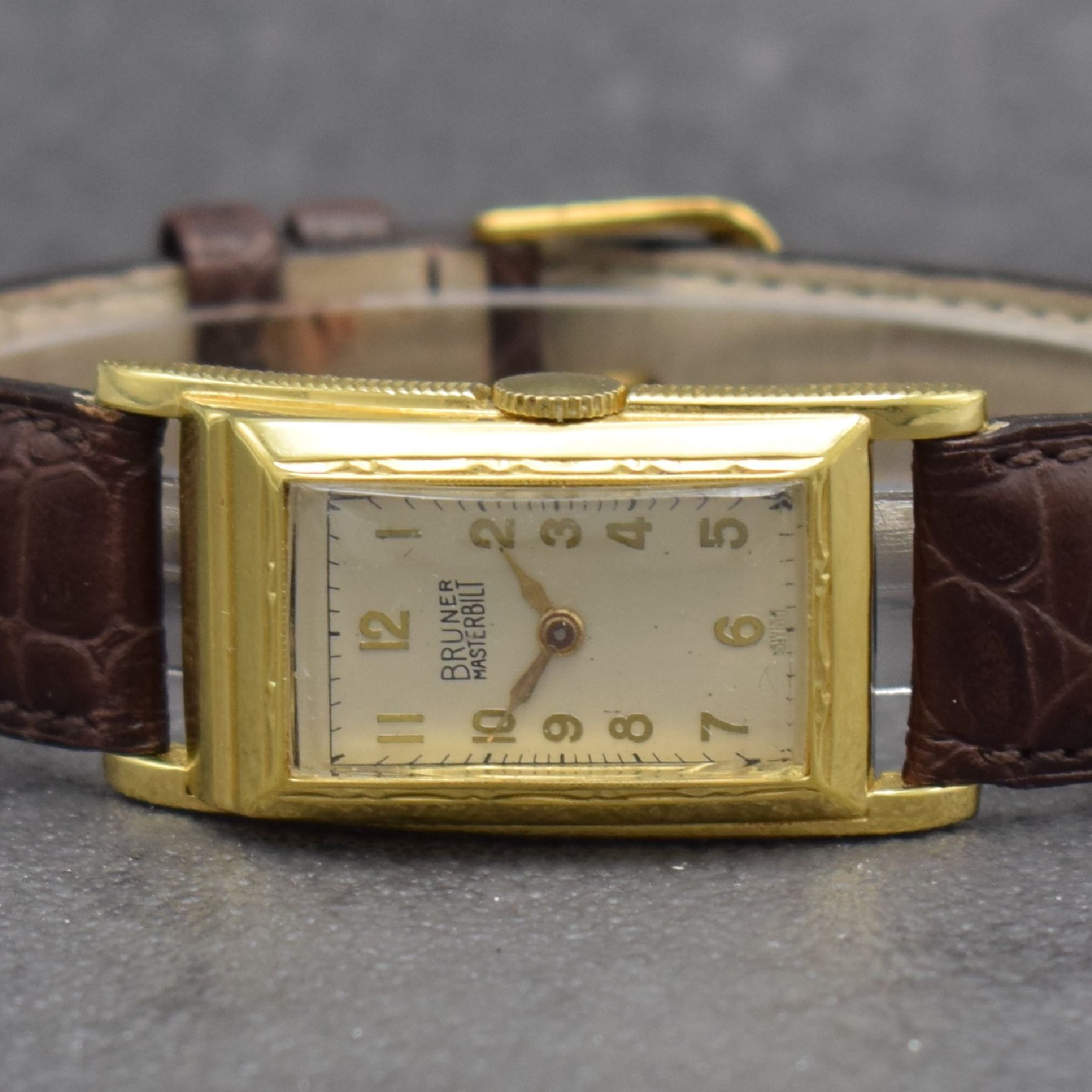 Detail a: BRUNER Masterbilt vergoldete, pultförmige asymetrische Armbanduhr, Schweiz/USA um 1960, Boden aufgedr., silb. Zifferbl. m. arab. Std., Anz. v. Std. ...