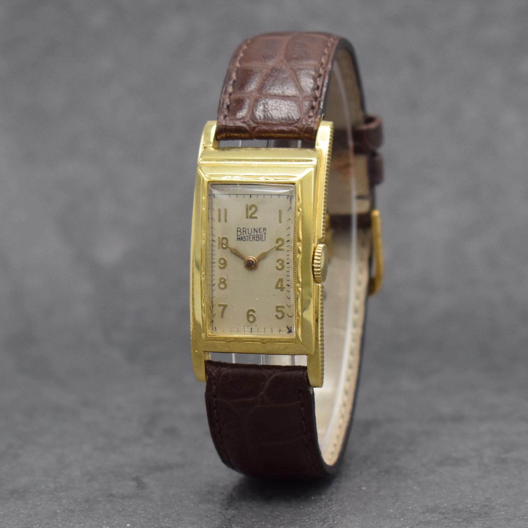 Detail b: BRUNER Masterbilt vergoldete, pultförmige asymetrische Armbanduhr, Schweiz/USA um 1960, Boden aufgedr., silb. Zifferbl. m. arab. Std., Anz. v. Std. ...