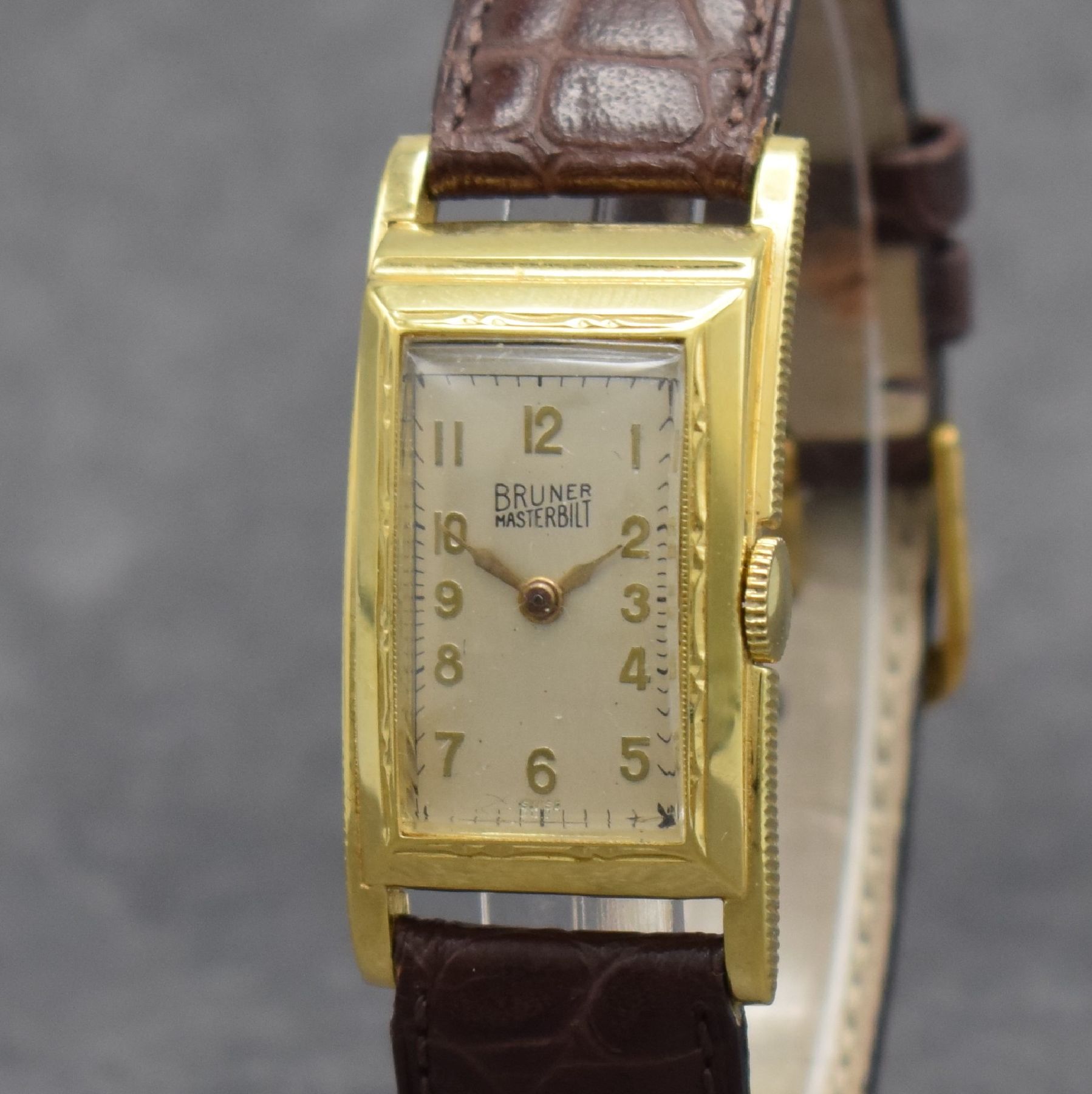 Detail c: BRUNER Masterbilt vergoldete, pultförmige asymetrische Armbanduhr, Schweiz/USA um 1960, Boden aufgedr., silb. Zifferbl. m. arab. Std., Anz. v. Std. ...
