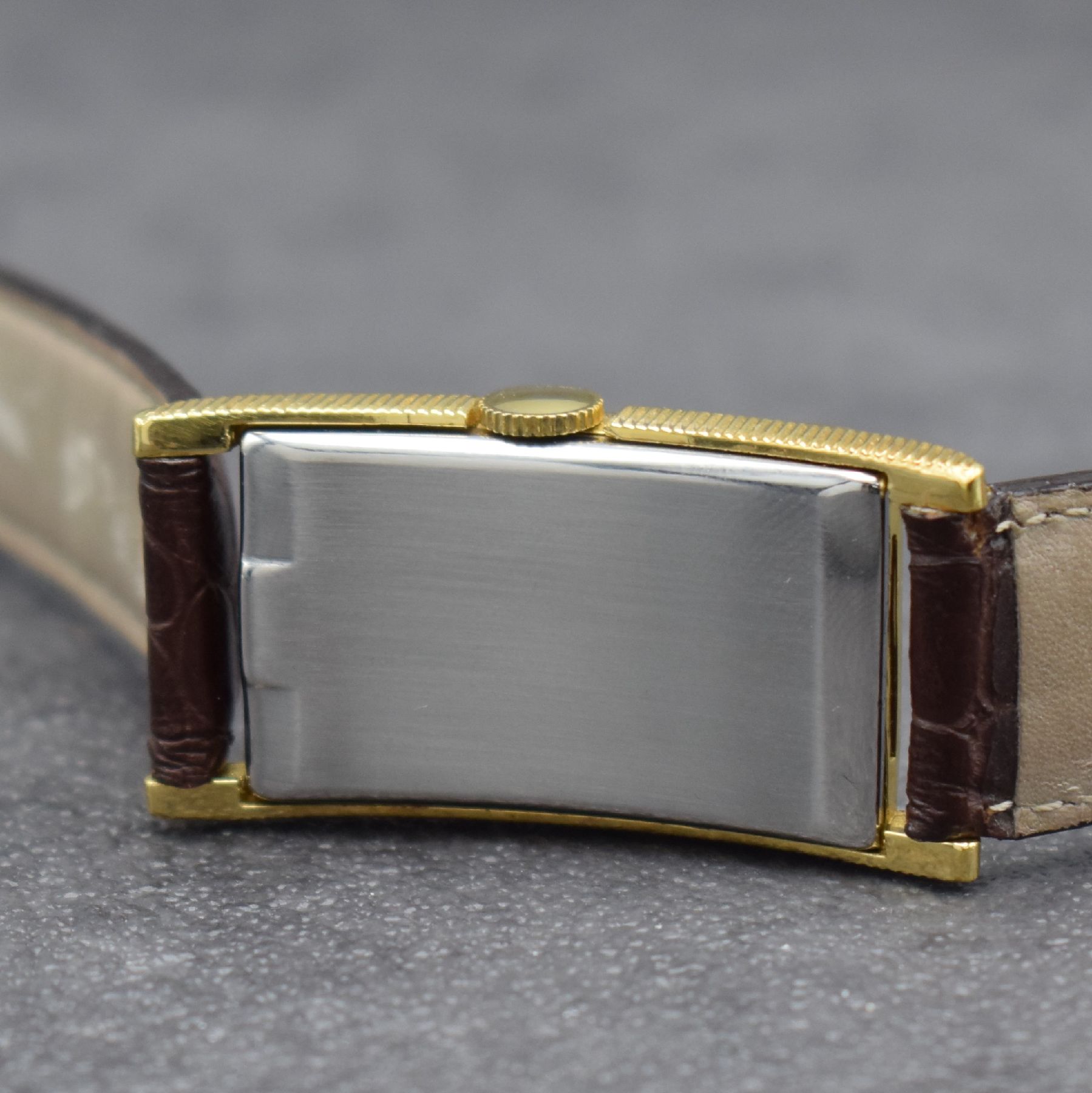 Detail d: BRUNER Masterbilt vergoldete, pultförmige asymetrische Armbanduhr, Schweiz/USA um 1960, Boden aufgedr., silb. Zifferbl. m. arab. Std., Anz. v. Std. ...