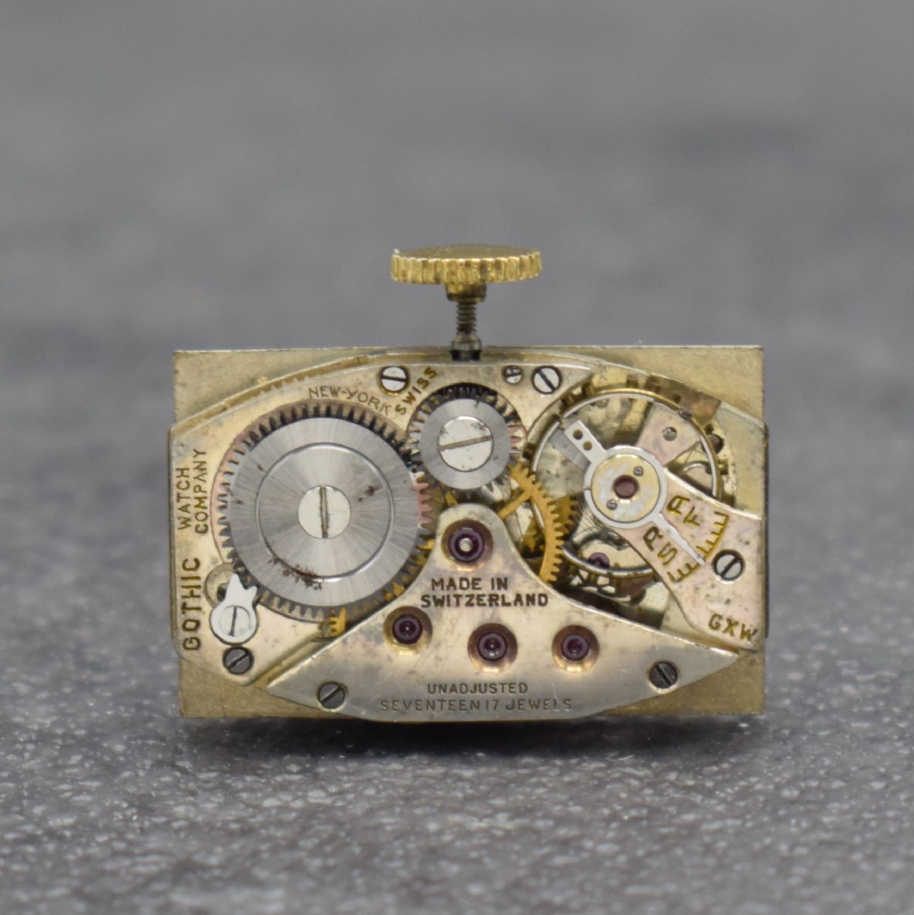 Detail e: BRUNER Masterbilt vergoldete, pultförmige asymetrische Armbanduhr, Schweiz/USA um 1960, Boden aufgedr., silb. Zifferbl. m. arab. Std., Anz. v. Std. ...
