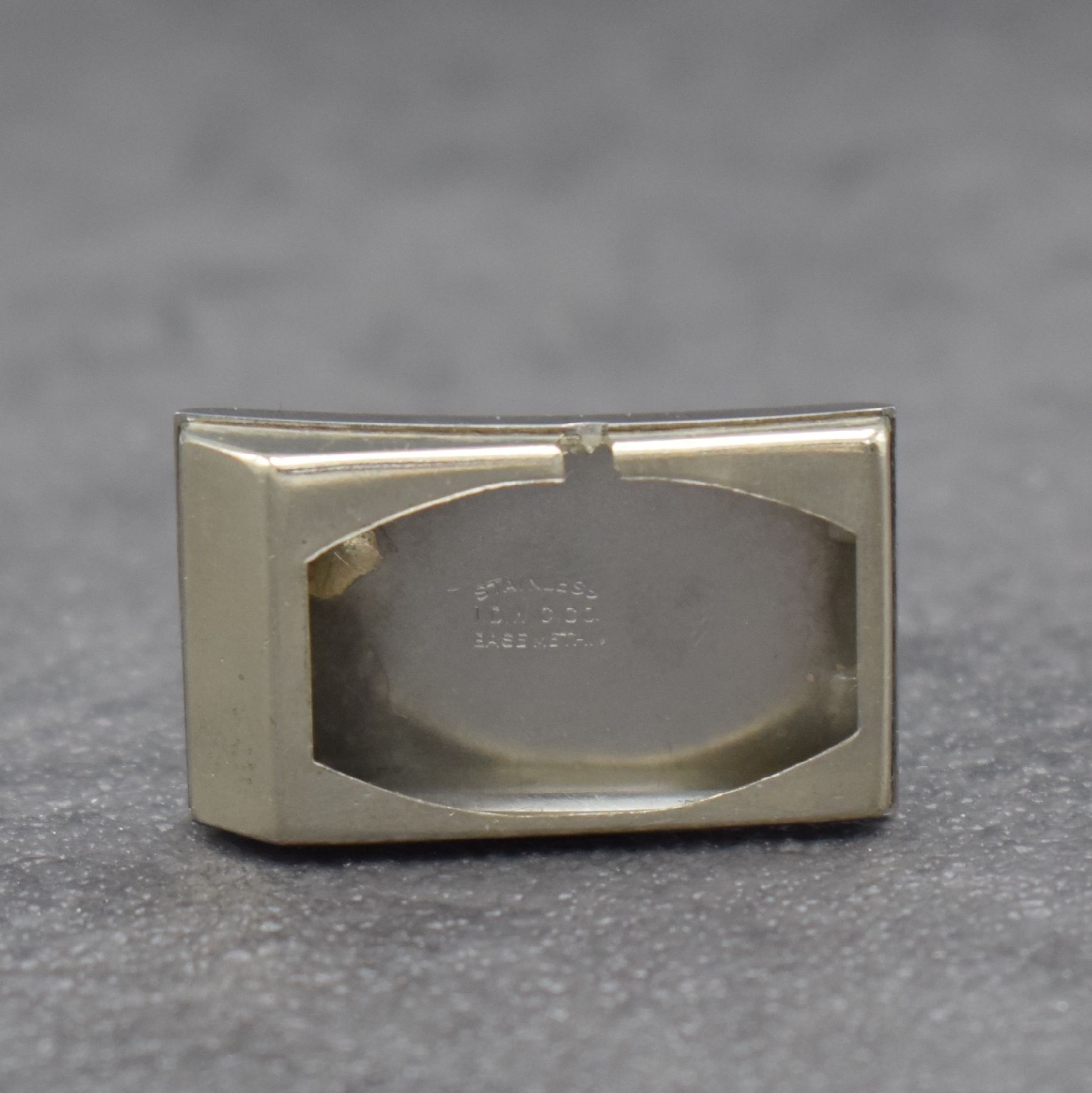 Detail f: BRUNER Masterbilt vergoldete, pultförmige asymetrische Armbanduhr, Schweiz/USA um 1960, Boden aufgedr., silb. Zifferbl. m. arab. Std., Anz. v. Std. ...