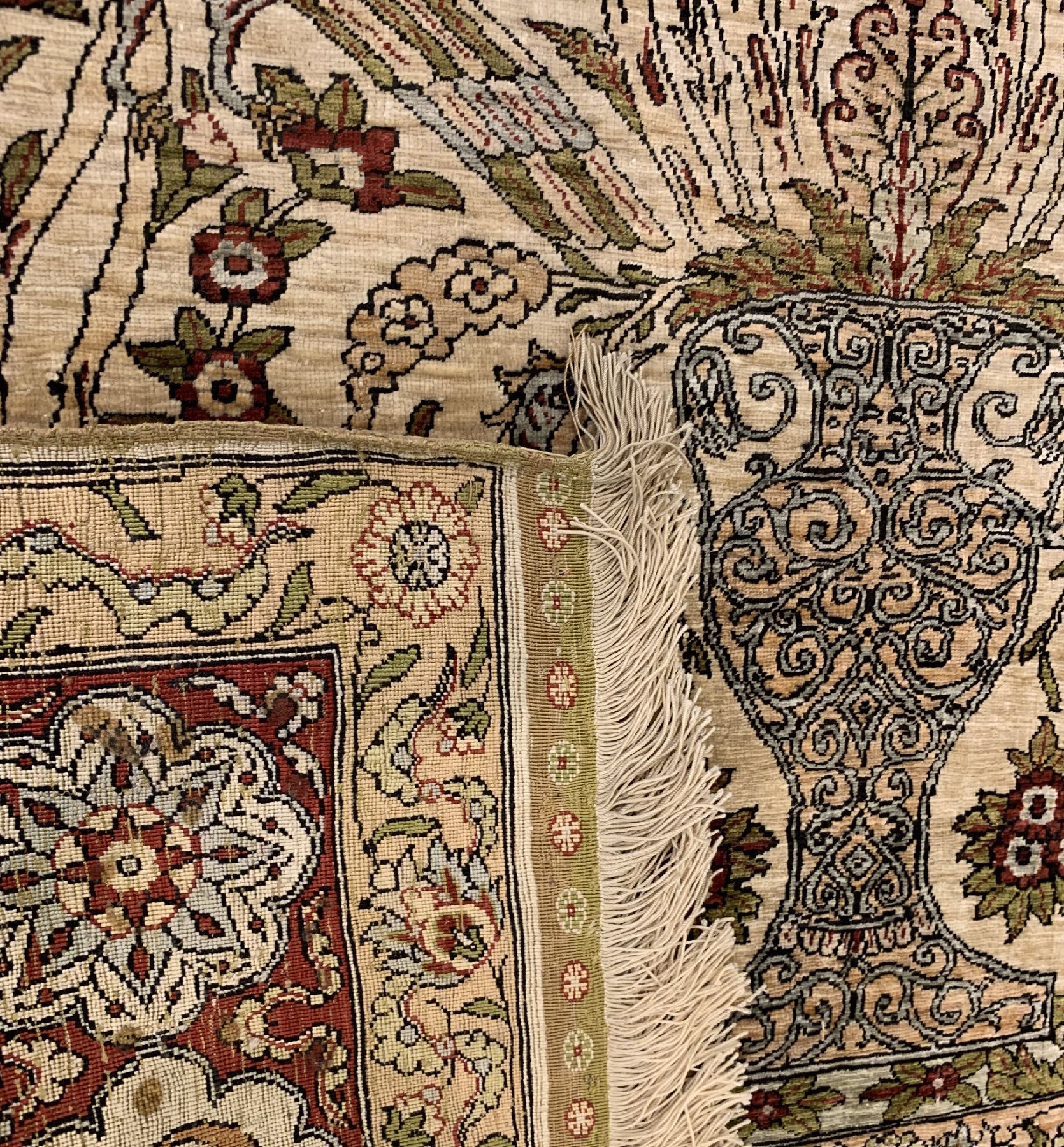 Detail e: Feiner Seiden Hereke Özipek alt signiert, Türkei, um 1950, reine Naturseide, ca. 136 x 103 cm, EHZ:2(guter Zustand).