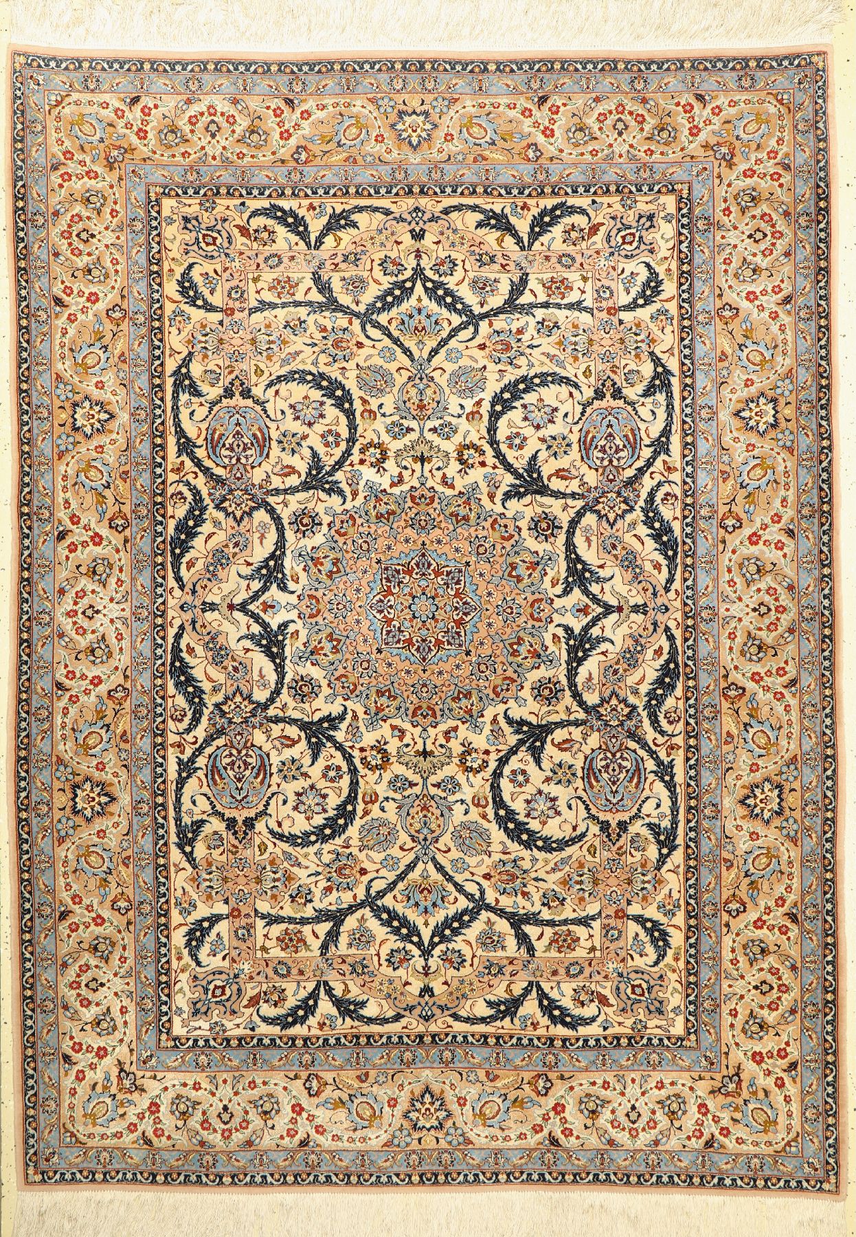 Feiner Esfahan(Seidengrund), Zentralpersien, um 1960, Korkwolle mit Seide geknüpft auf Seide Elegante Eslimi Muster auf hellem Seidengrund, ca. 216 ...