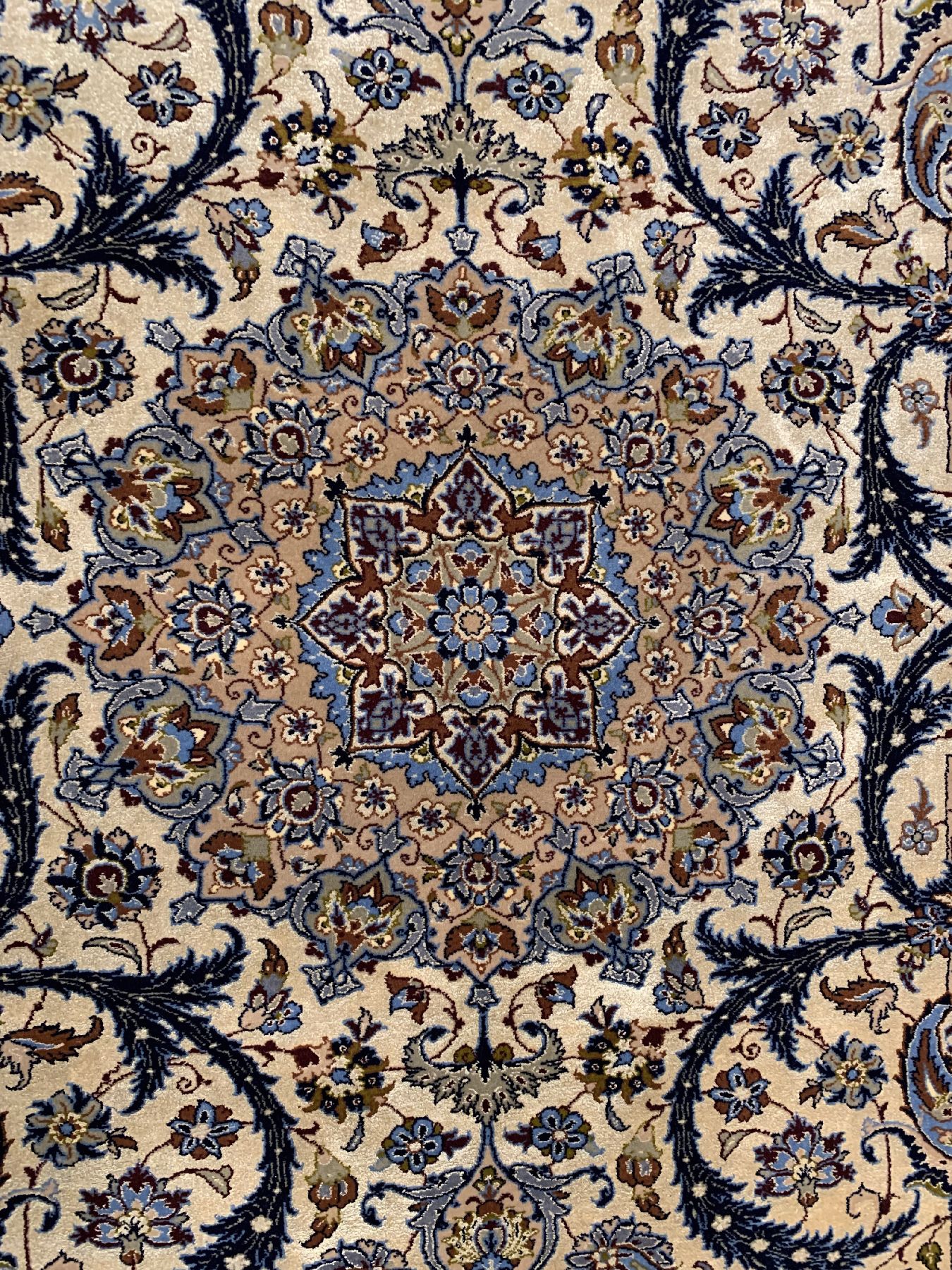 Detail a: Feiner Esfahan(Seidengrund), Zentralpersien, um 1960, Korkwolle mit Seide geknüpft auf Seide Elegante Eslimi Muster auf hellem Seidengrund, ca. 216 ...