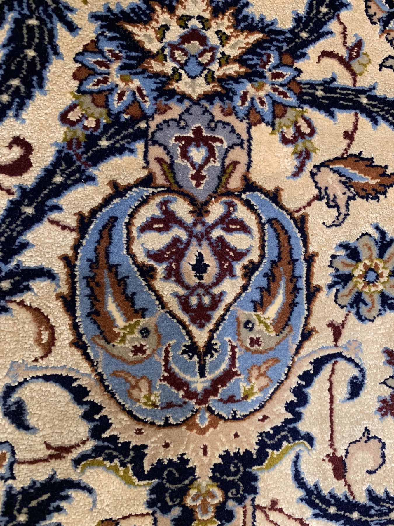 Detail b: Feiner Esfahan(Seidengrund), Zentralpersien, um 1960, Korkwolle mit Seide geknüpft auf Seide Elegante Eslimi Muster auf hellem Seidengrund, ca. 216 ...