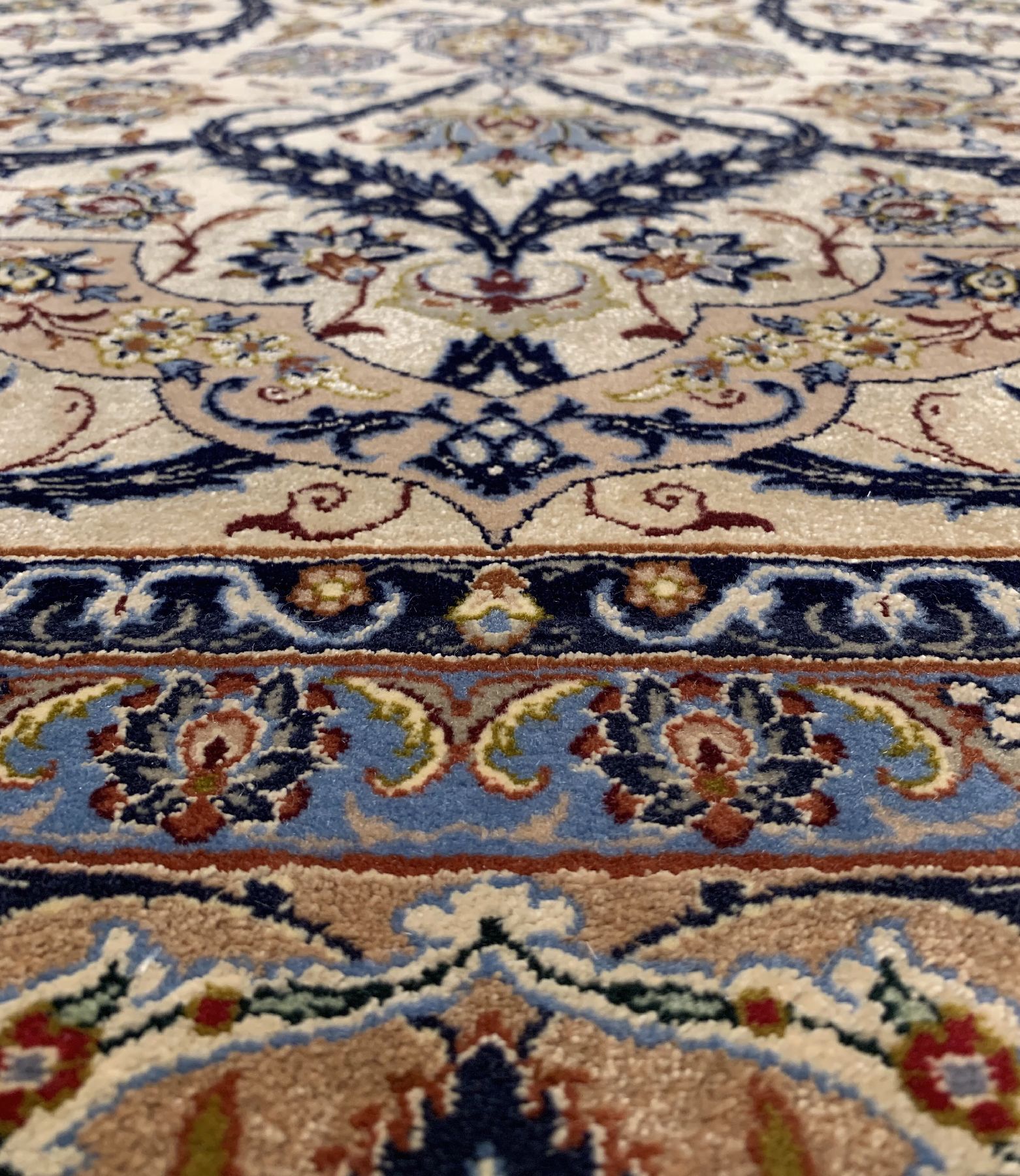 Detail c: Feiner Esfahan(Seidengrund), Zentralpersien, um 1960, Korkwolle mit Seide geknüpft auf Seide Elegante Eslimi Muster auf hellem Seidengrund, ca. 216 ...