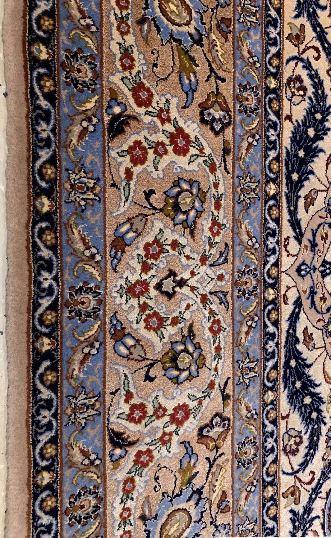 Detail d: Feiner Esfahan(Seidengrund), Zentralpersien, um 1960, Korkwolle mit Seide geknüpft auf Seide Elegante Eslimi Muster auf hellem Seidengrund, ca. 216 ...