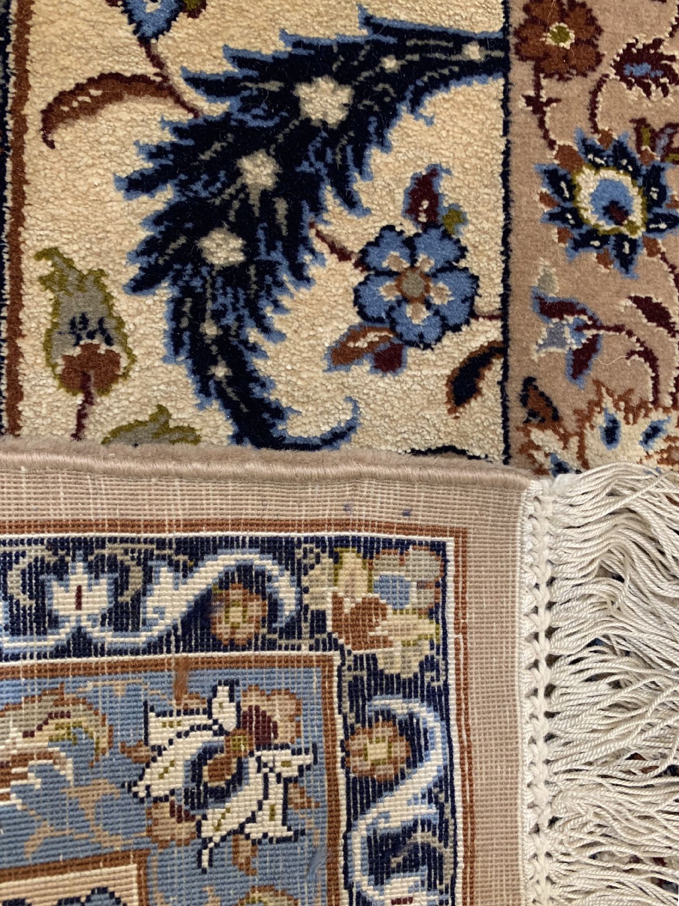 Detail e: Feiner Esfahan(Seidengrund), Zentralpersien, um 1960, Korkwolle mit Seide geknüpft auf Seide Elegante Eslimi Muster auf hellem Seidengrund, ca. 216 ...