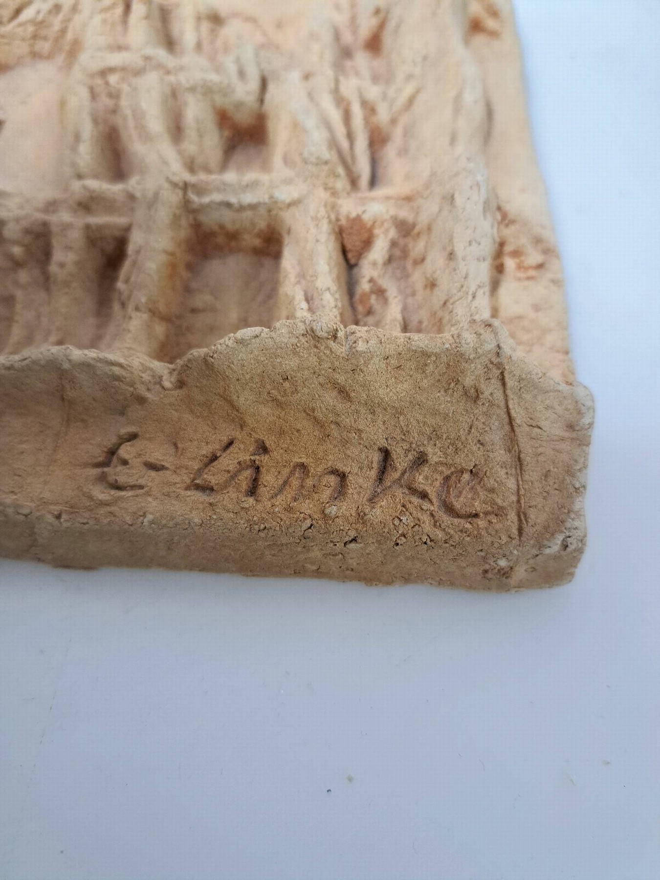 Detail a: Eberhard Linke, geb. 1937 Laubau/Schlesien, relief mit Figuren, Terrakotta, abstr. figürliche Darstellung, dat. 2003 signiert, 17 x 18.5 cm