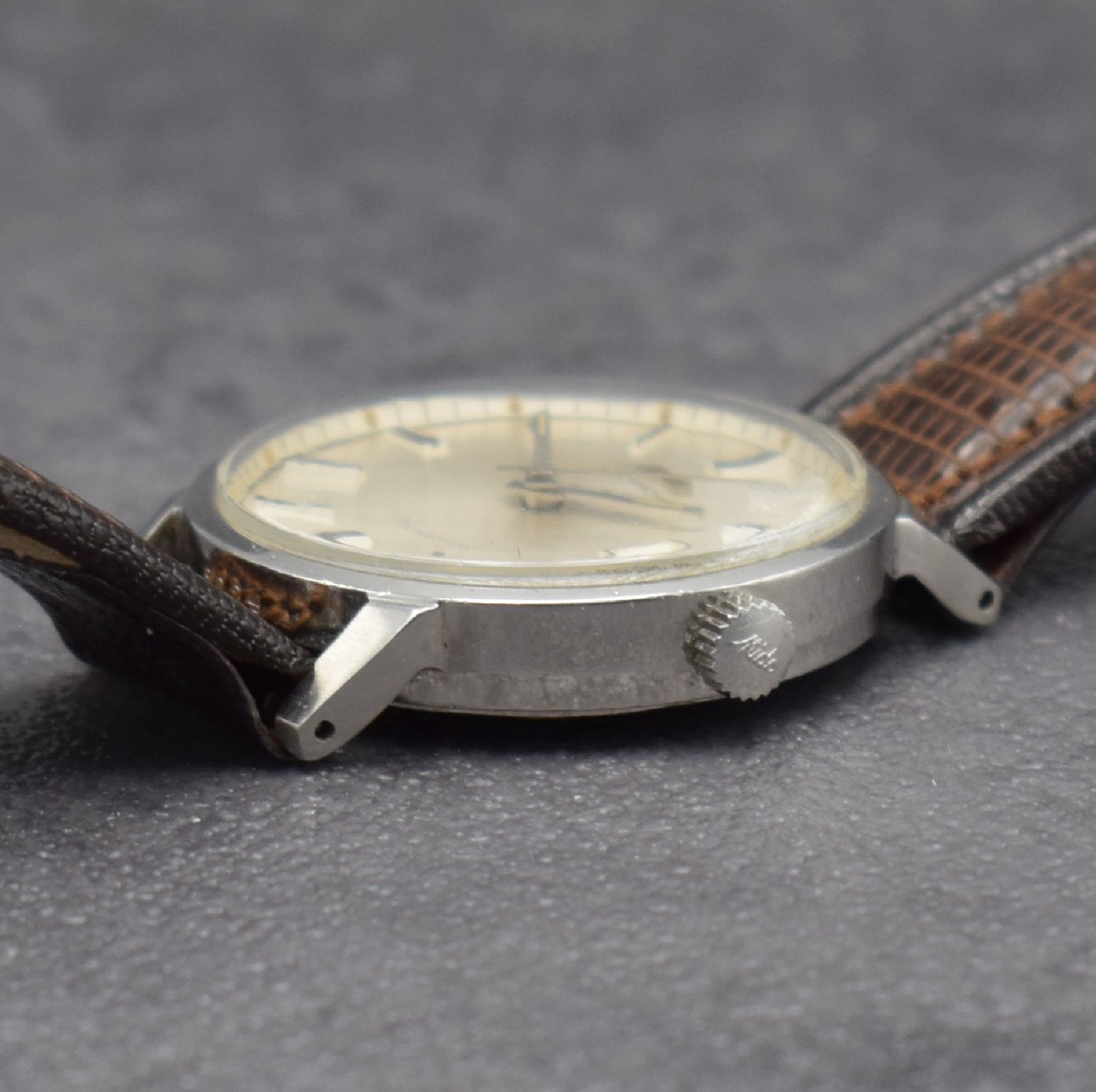 Detail d: MIDO Multifort Herrenarmbanduhr in Stahl, Schweiz um 1965, Automatik, Boden geschr., silb. Zifferbl. m. aufges. Std.-Ind., silb. Zeiger, Datum, verg. ...
