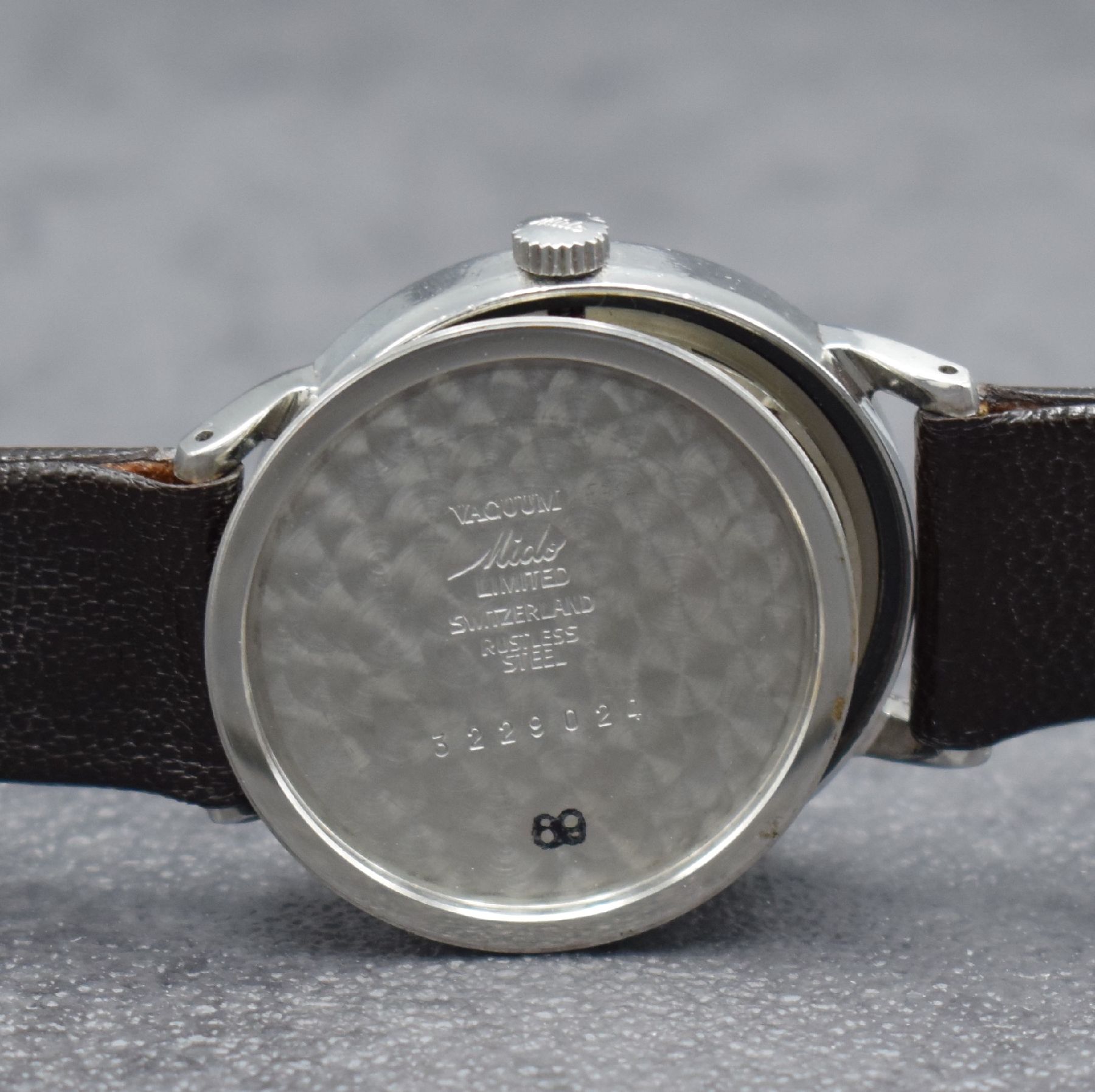 Detail h: MIDO Multifort Herrenarmbanduhr in Stahl, Schweiz um 1965, Automatik, Boden geschr., silb. Zifferbl. m. aufges. Std.-Ind., silb. Zeiger, Datum, verg. ...