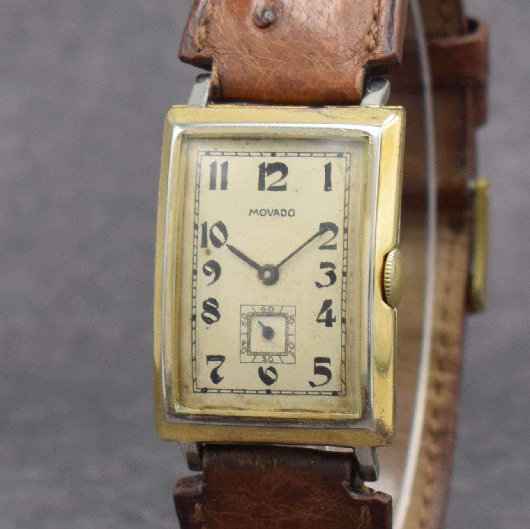 Detail c: MOVADO Herrenarmbanduhr in GG 750/000, Schweiz um 1930, Handaufzug, 2-teil. Scharniergeh., Zifferbl. m. arab. Zahlen rest., schwarze Zeiger, Kal. ...