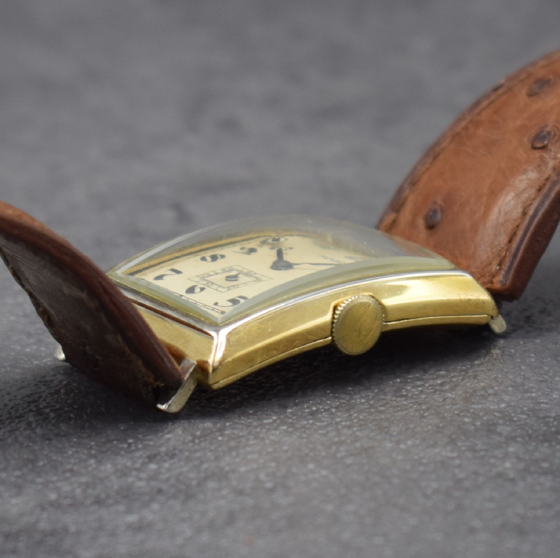 Detail d: MOVADO Herrenarmbanduhr in GG 750/000, Schweiz um 1930, Handaufzug, 2-teil. Scharniergeh., Zifferbl. m. arab. Zahlen rest., schwarze Zeiger, Kal. ...
