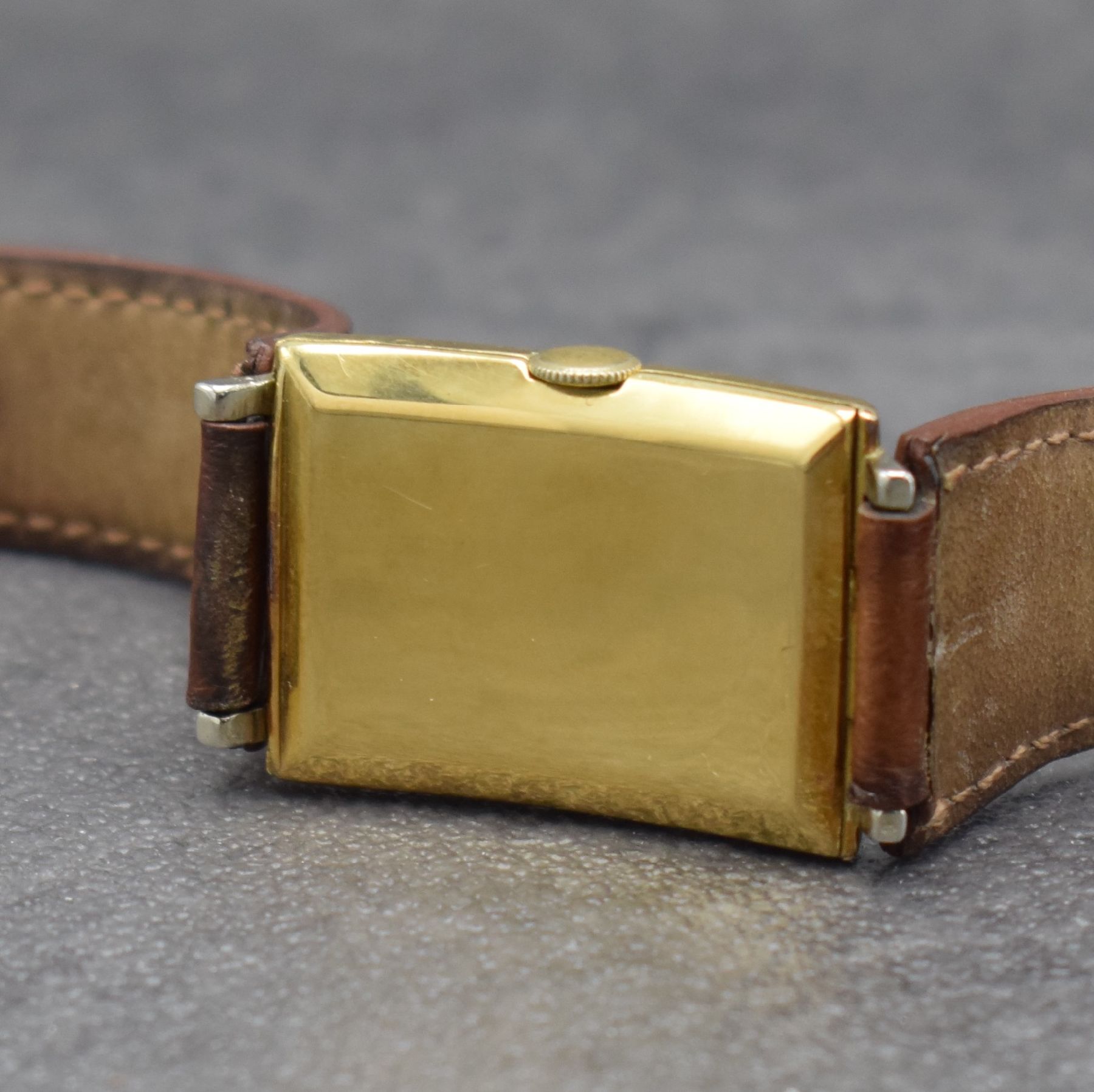 Detail e: MOVADO Herrenarmbanduhr in GG 750/000, Schweiz um 1930, Handaufzug, 2-teil. Scharniergeh., Zifferbl. m. arab. Zahlen rest., schwarze Zeiger, Kal. ...