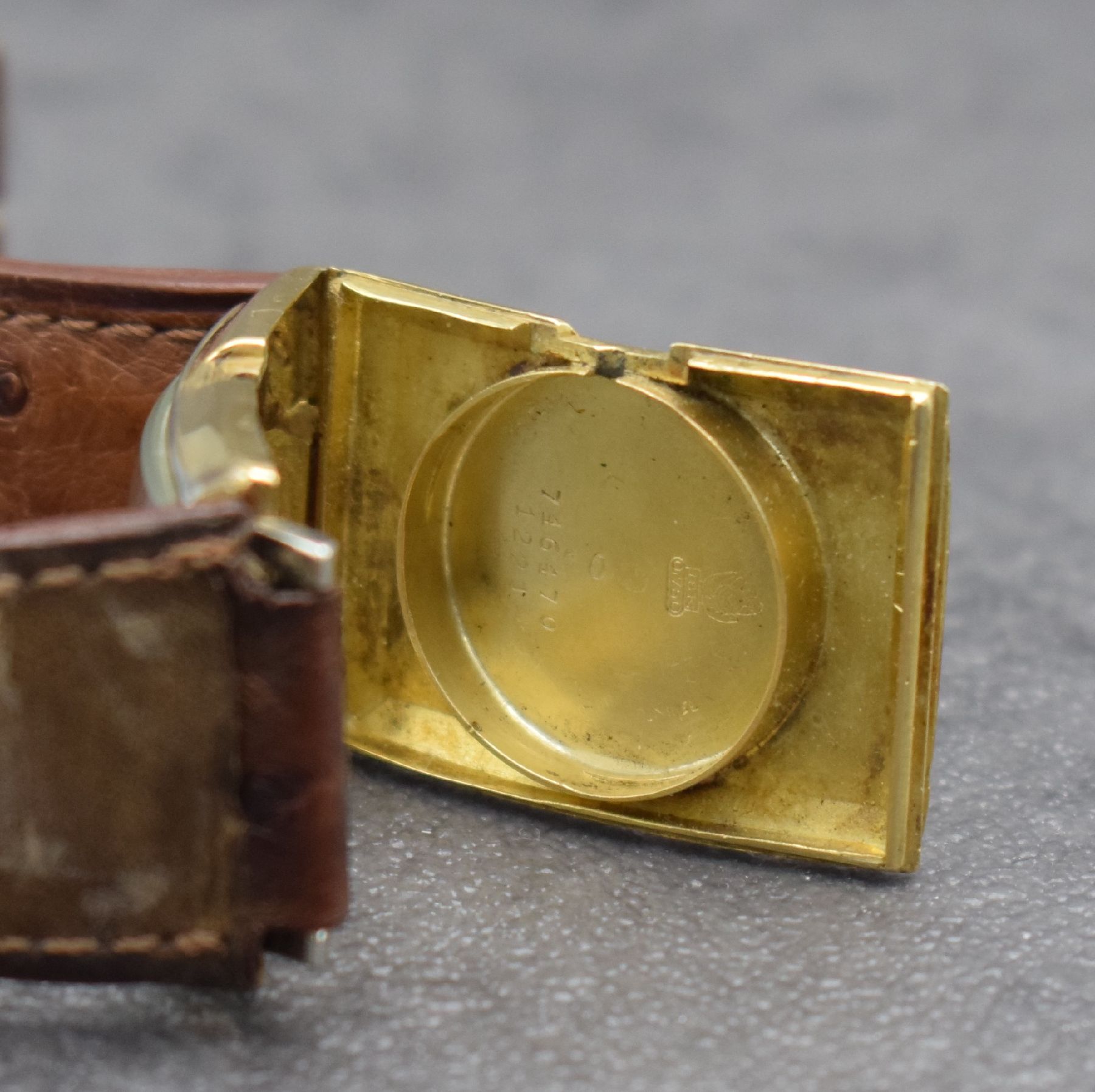 Detail g: MOVADO Herrenarmbanduhr in GG 750/000, Schweiz um 1930, Handaufzug, 2-teil. Scharniergeh., Zifferbl. m. arab. Zahlen rest., schwarze Zeiger, Kal. ...
