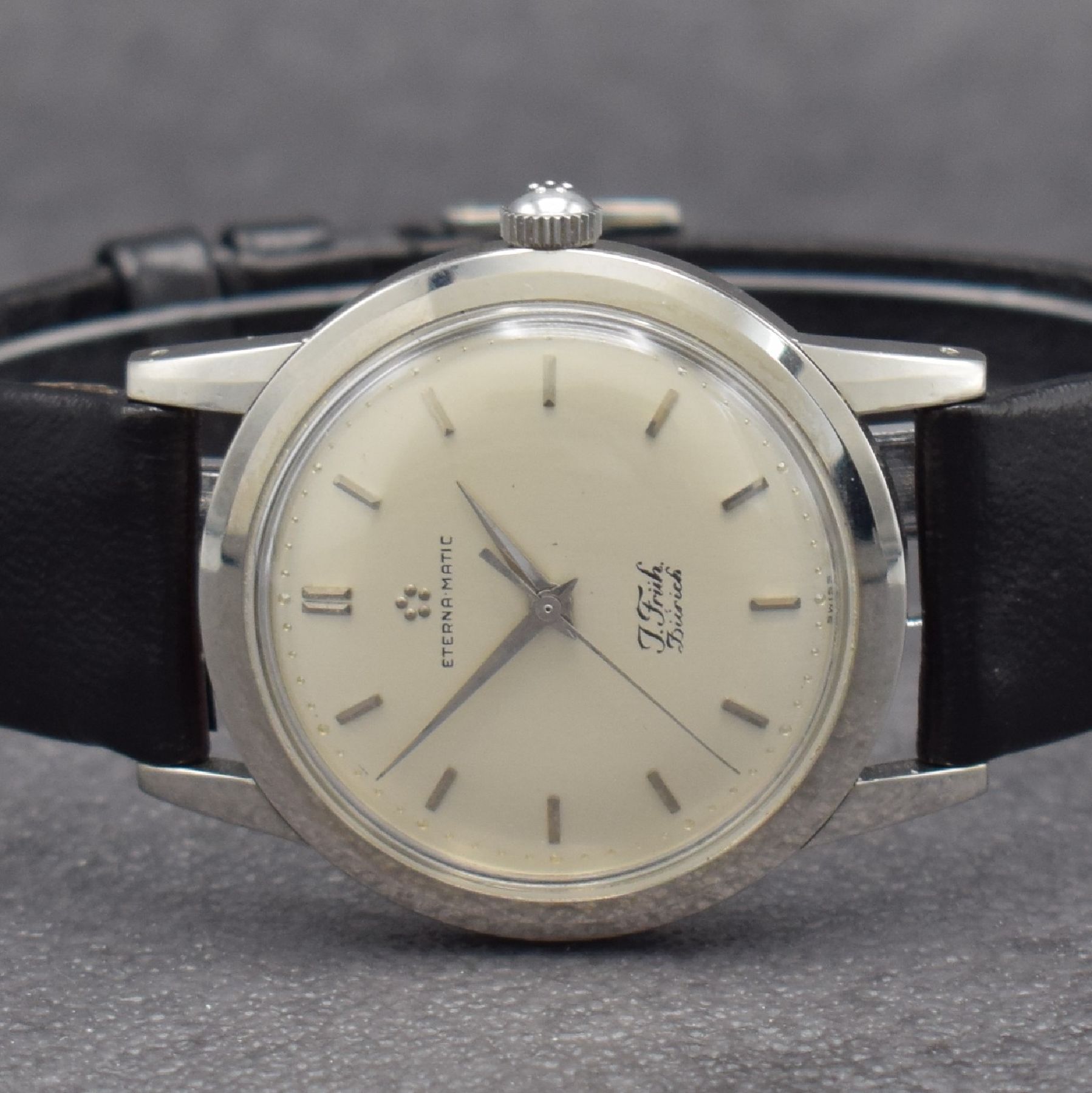 Detail a: UNIVERSAL GENEVE & ETERNA-MATIC 2 Herrenarmbanduhren in Stahl mit geschraubten Böden, Schweiz um 1955, 1) Universal Geneve Monodatic mit ...
