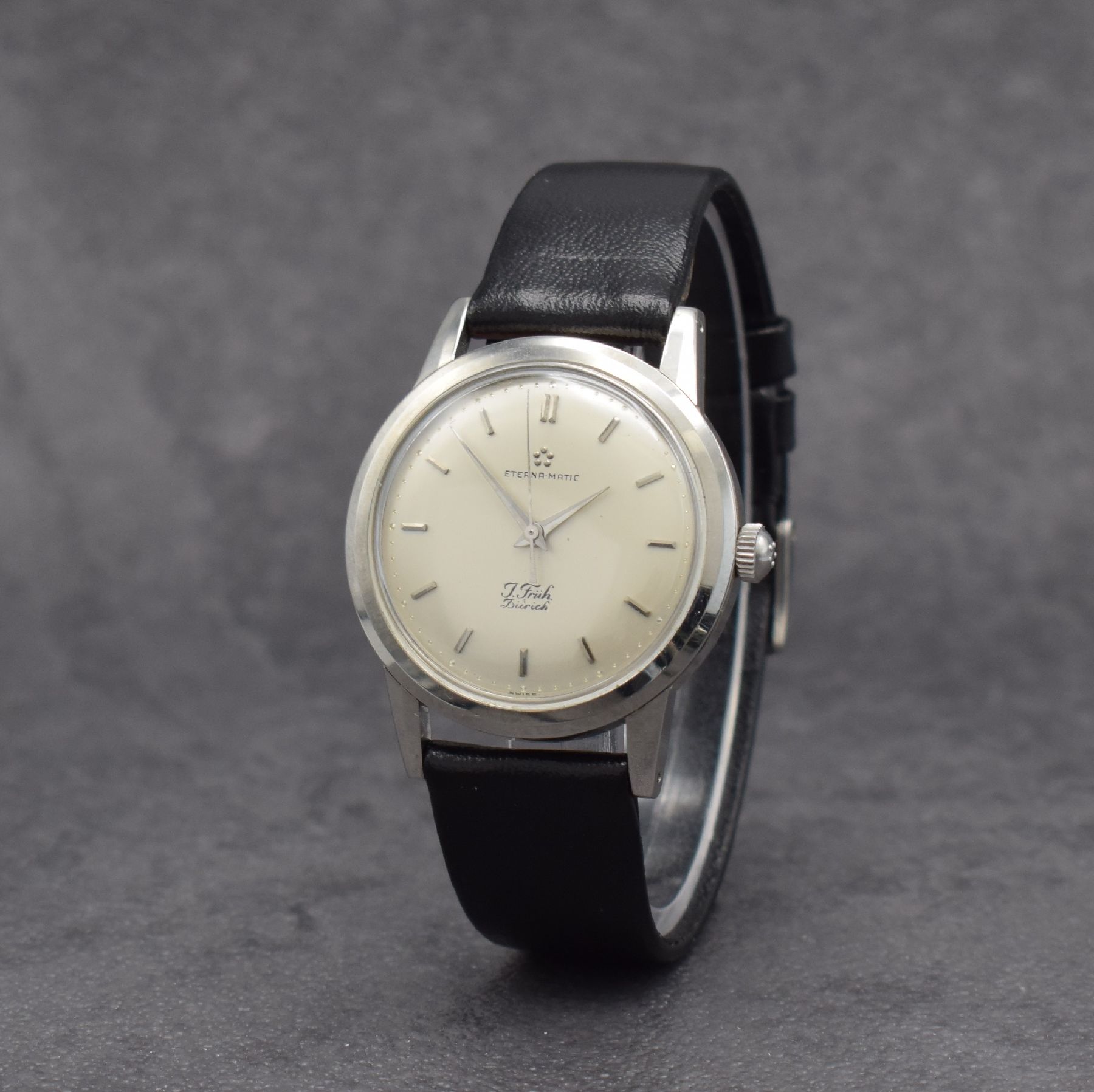 Detail b: UNIVERSAL GENEVE & ETERNA-MATIC 2 Herrenarmbanduhren in Stahl mit geschraubten Böden, Schweiz um 1955, 1) Universal Geneve Monodatic mit ...