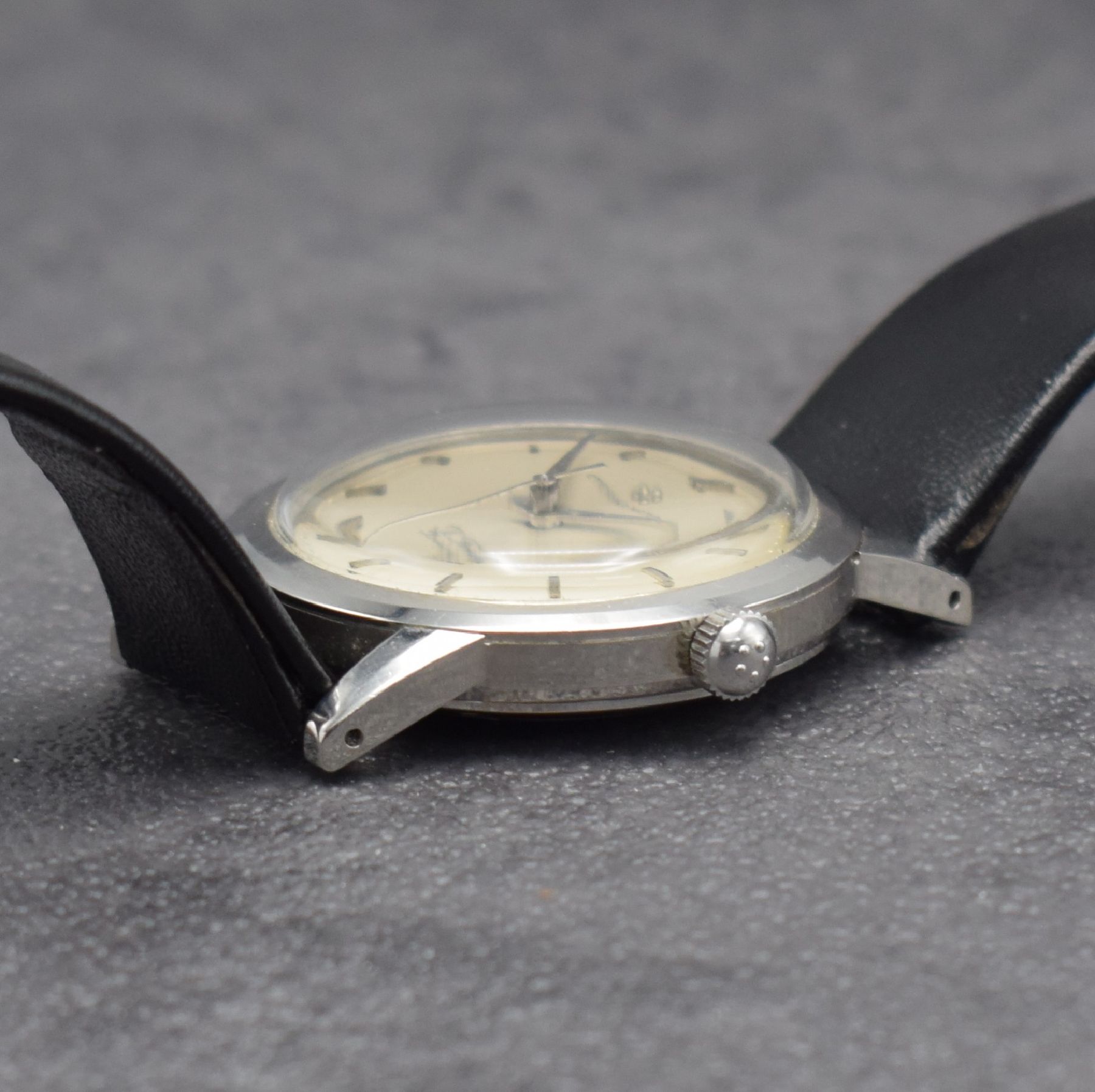 Detail c: UNIVERSAL GENEVE & ETERNA-MATIC 2 Herrenarmbanduhren in Stahl mit geschraubten Böden, Schweiz um 1955, 1) Universal Geneve Monodatic mit ...