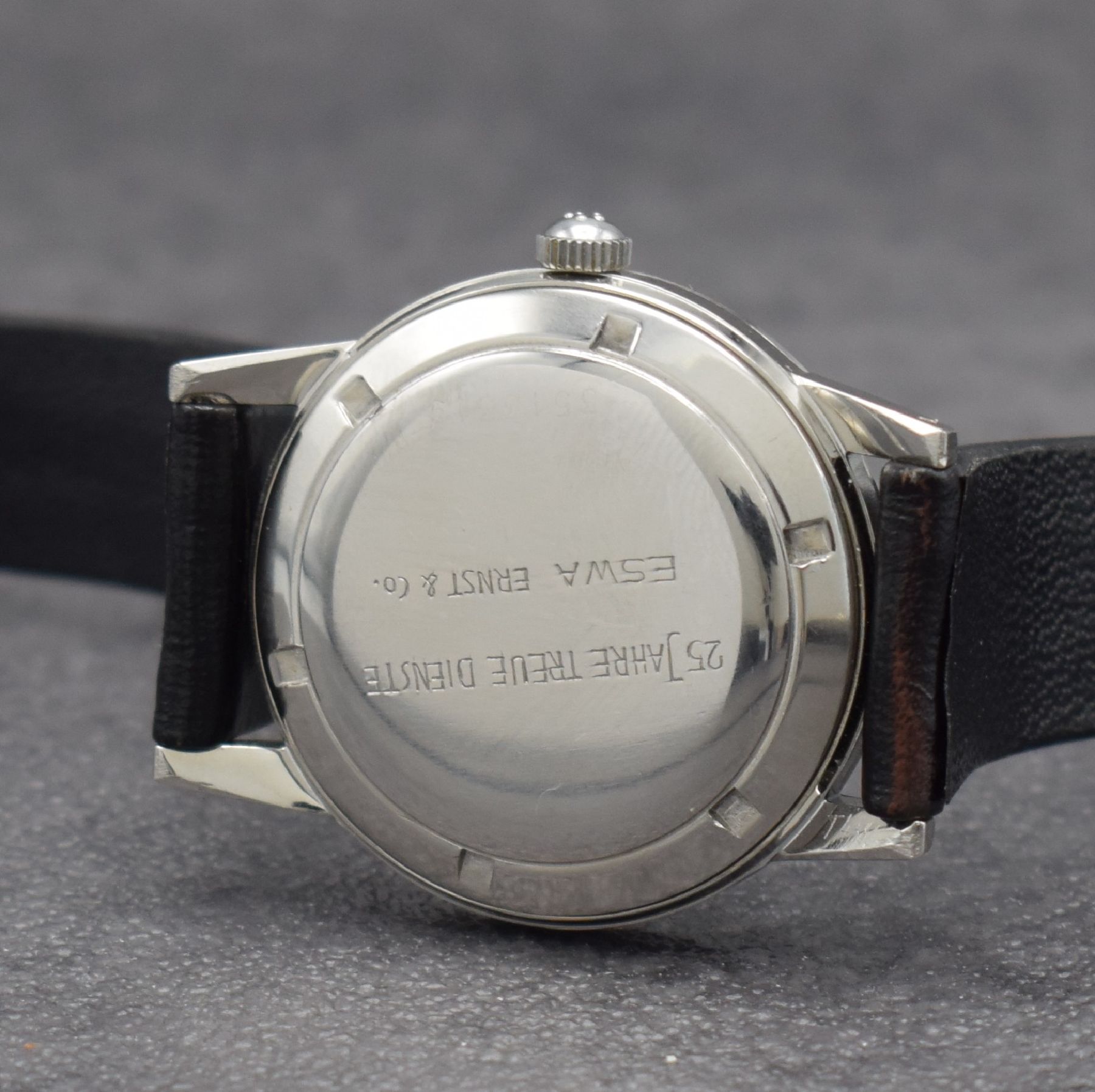 Detail d: UNIVERSAL GENEVE & ETERNA-MATIC 2 Herrenarmbanduhren in Stahl mit geschraubten Böden, Schweiz um 1955, 1) Universal Geneve Monodatic mit ...