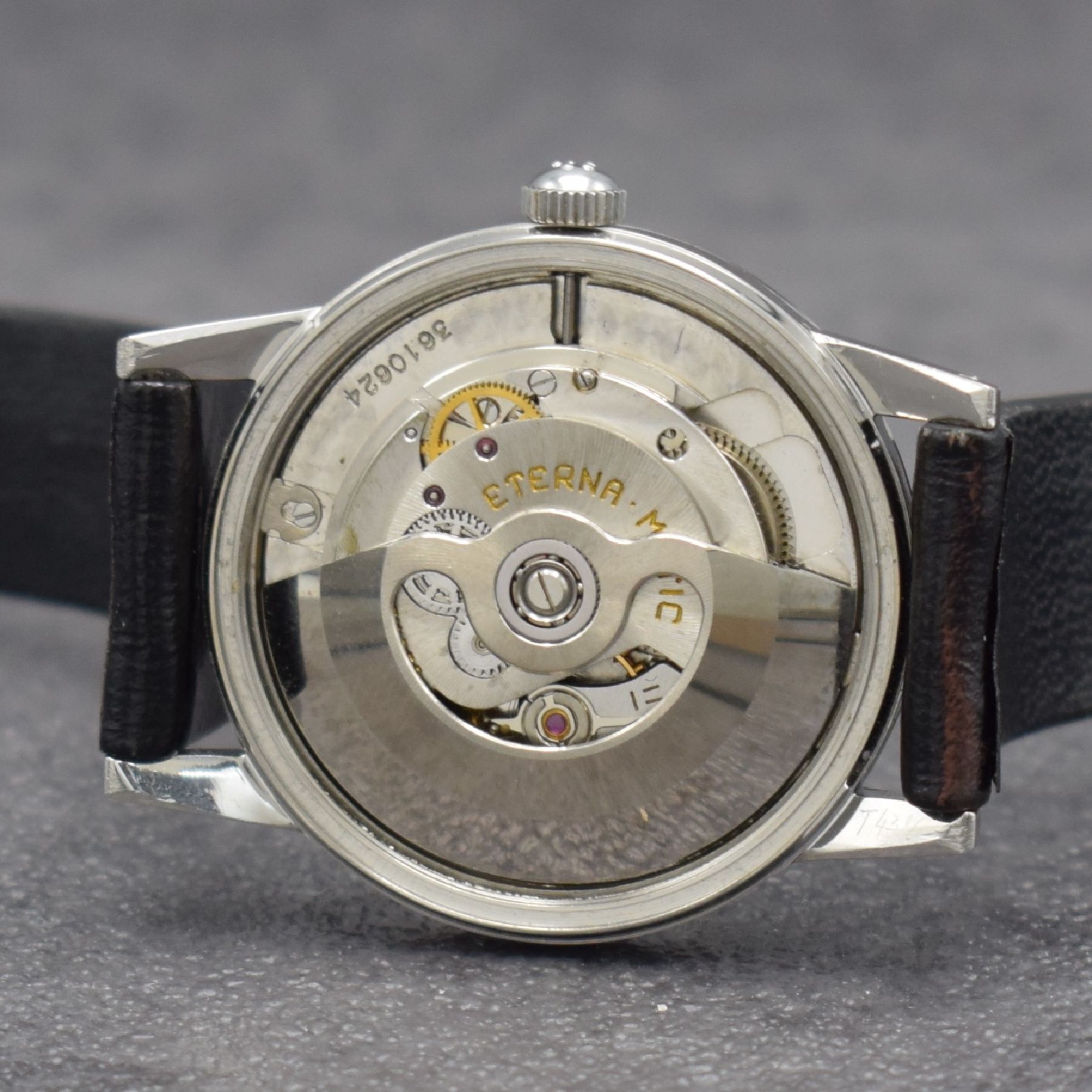 Detail e: UNIVERSAL GENEVE & ETERNA-MATIC 2 Herrenarmbanduhren in Stahl mit geschraubten Böden, Schweiz um 1955, 1) Universal Geneve Monodatic mit ...