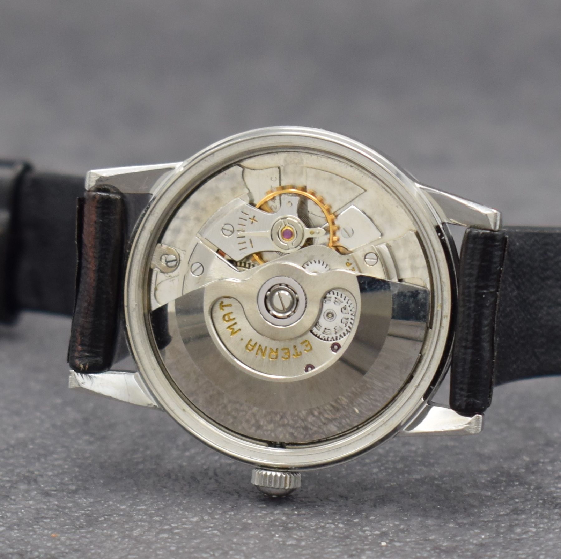 Detail f: UNIVERSAL GENEVE & ETERNA-MATIC 2 Herrenarmbanduhren in Stahl mit geschraubten Böden, Schweiz um 1955, 1) Universal Geneve Monodatic mit ...