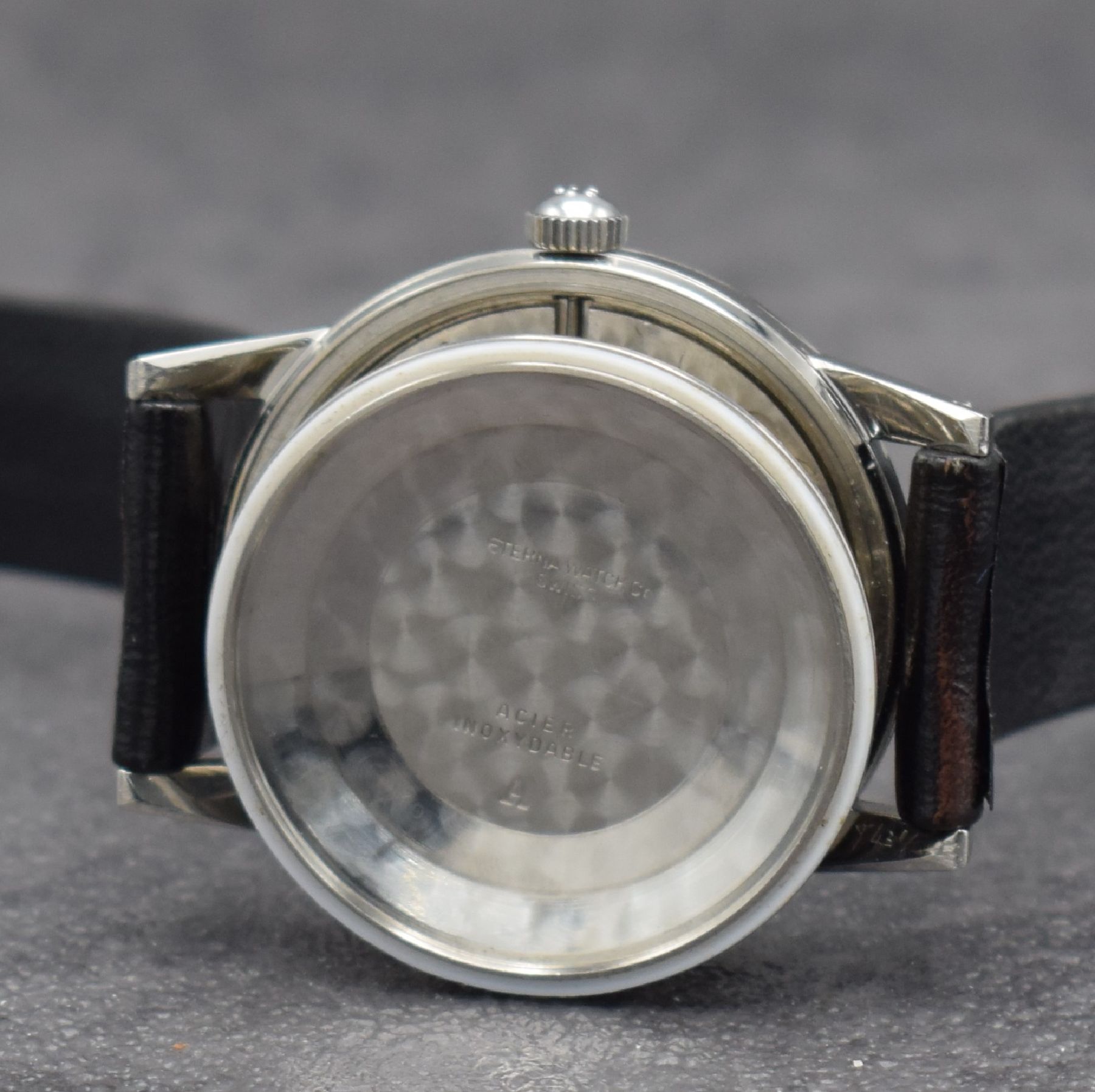 Detail g: UNIVERSAL GENEVE & ETERNA-MATIC 2 Herrenarmbanduhren in Stahl mit geschraubten Böden, Schweiz um 1955, 1) Universal Geneve Monodatic mit ...