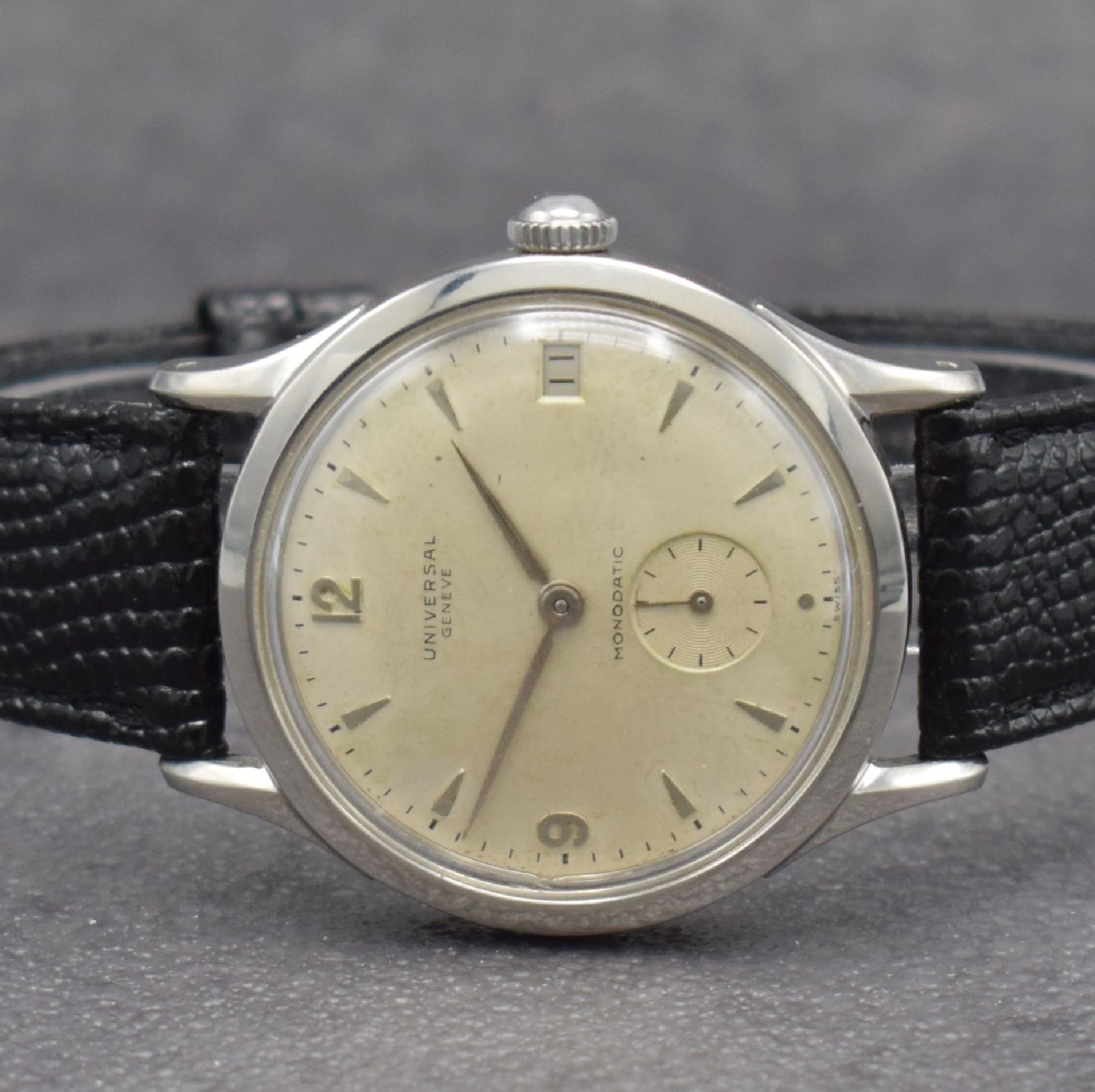 Detail h: UNIVERSAL GENEVE & ETERNA-MATIC 2 Herrenarmbanduhren in Stahl mit geschraubten Böden, Schweiz um 1955, 1) Universal Geneve Monodatic mit ...