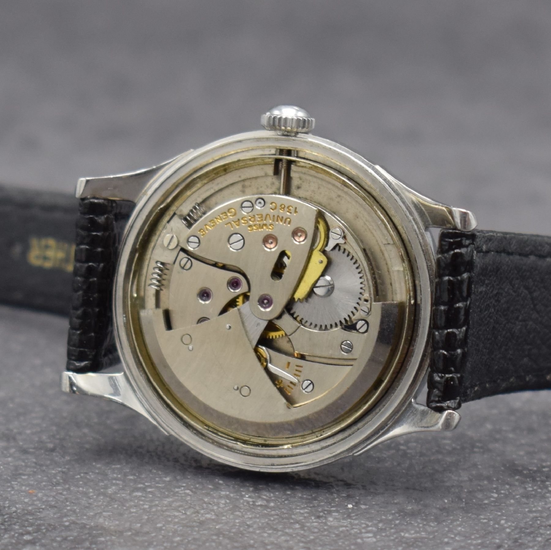Detail k: UNIVERSAL GENEVE & ETERNA-MATIC 2 Herrenarmbanduhren in Stahl mit geschraubten Böden, Schweiz um 1955, 1) Universal Geneve Monodatic mit ...