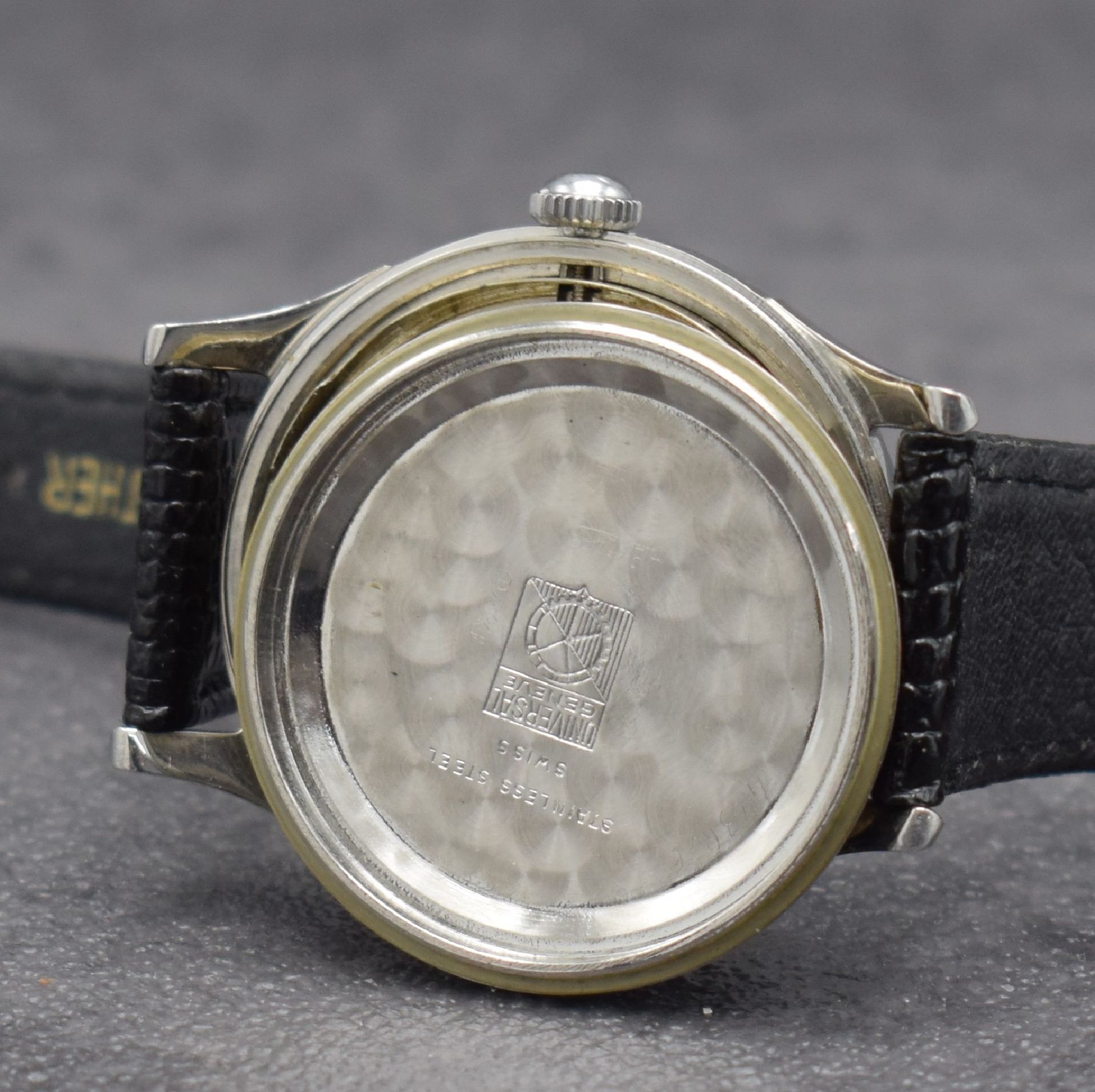 Detail l: UNIVERSAL GENEVE & ETERNA-MATIC 2 Herrenarmbanduhren in Stahl mit geschraubten Böden, Schweiz um 1955, 1) Universal Geneve Monodatic mit ...