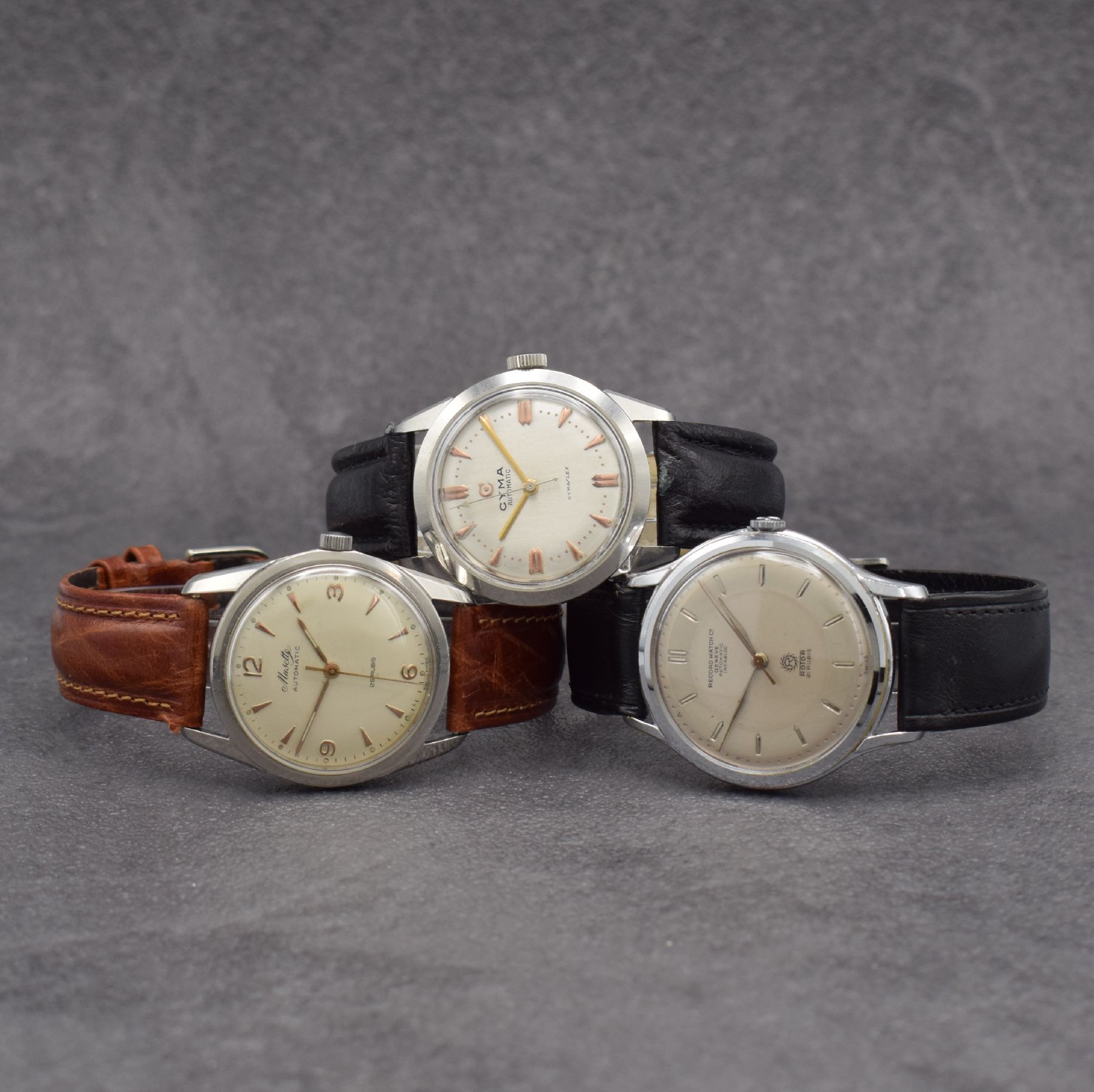 Konvolut: 3 Herrenarmbanduhren, Schweiz um 1950 - 1960, 1) RECORD Watch Co, Automatik, verchr. Geh., Kal. 174, D. ca. 37 mm, 2) CYMA Cymaflex, ...