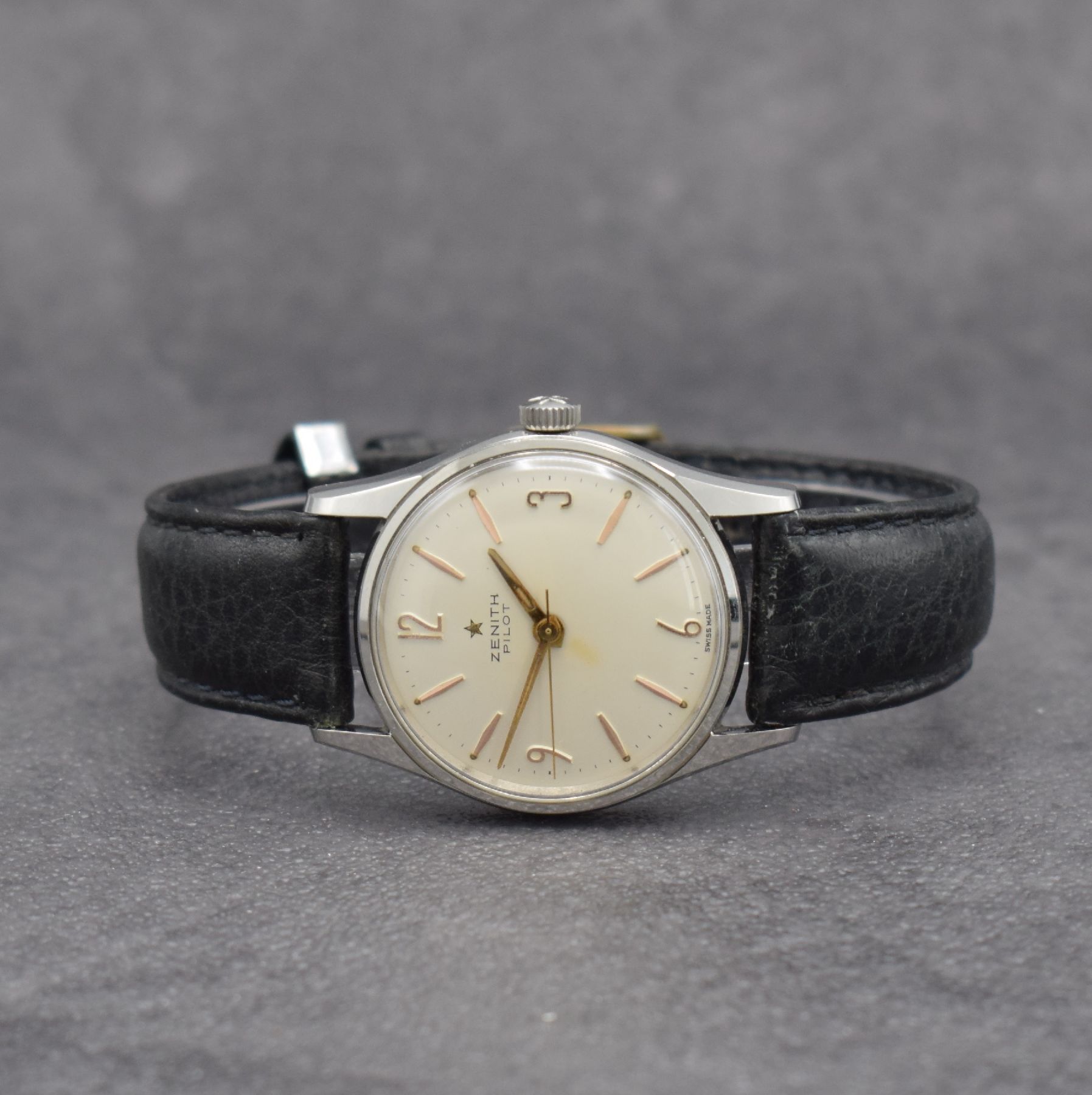 ZENITH Pilot Armbanduhr in Stahl, Schweiz um 1955, Handaufzug, 2-teil. Geh., Boden geschr., silb. Zifferbl. m. aufges. Std.-Ind., gold. Zeiger, verg. ...