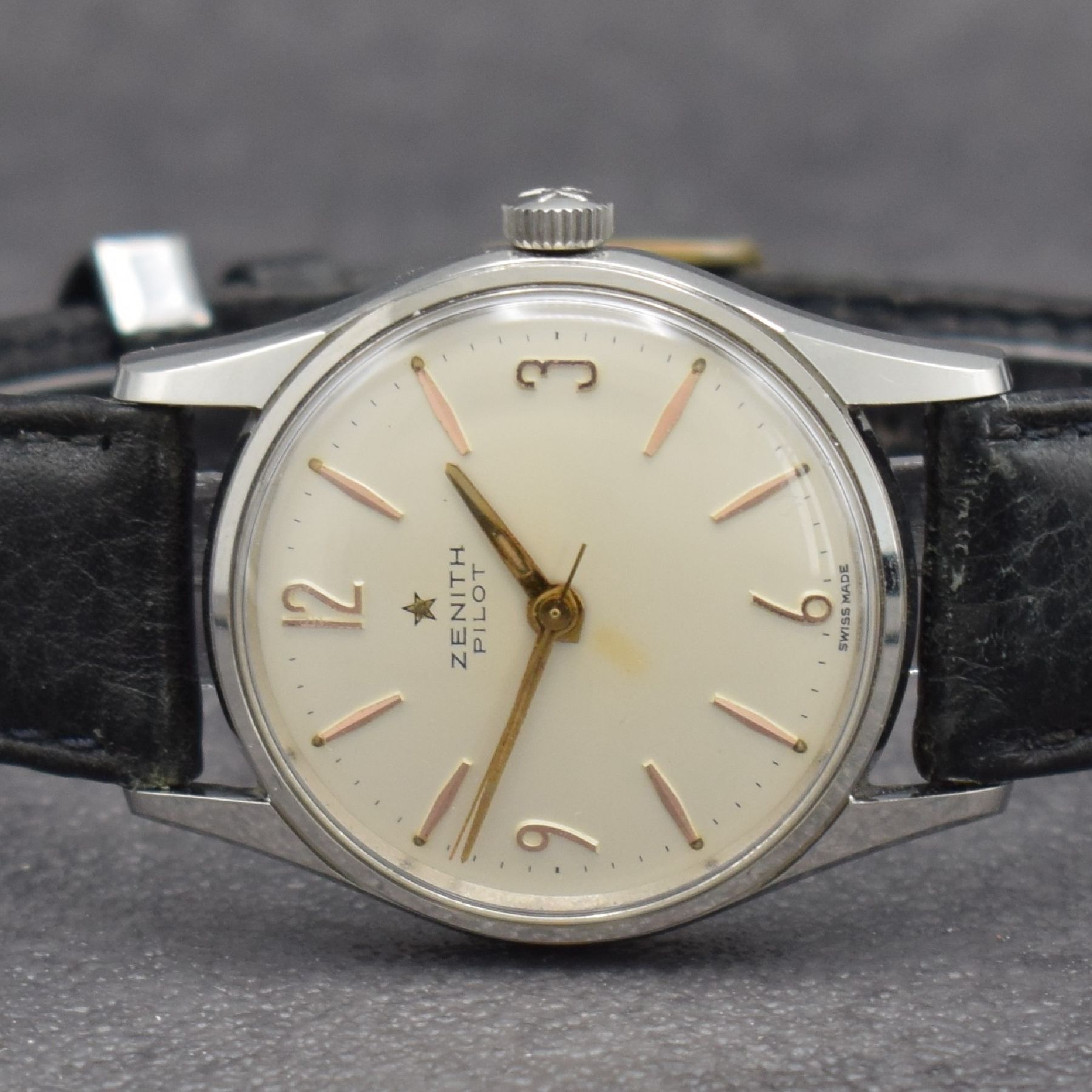 Detail a: ZENITH Pilot Armbanduhr in Stahl, Schweiz um 1955, Handaufzug, 2-teil. Geh., Boden geschr., silb. Zifferbl. m. aufges. Std.-Ind., gold. Zeiger, verg. ...