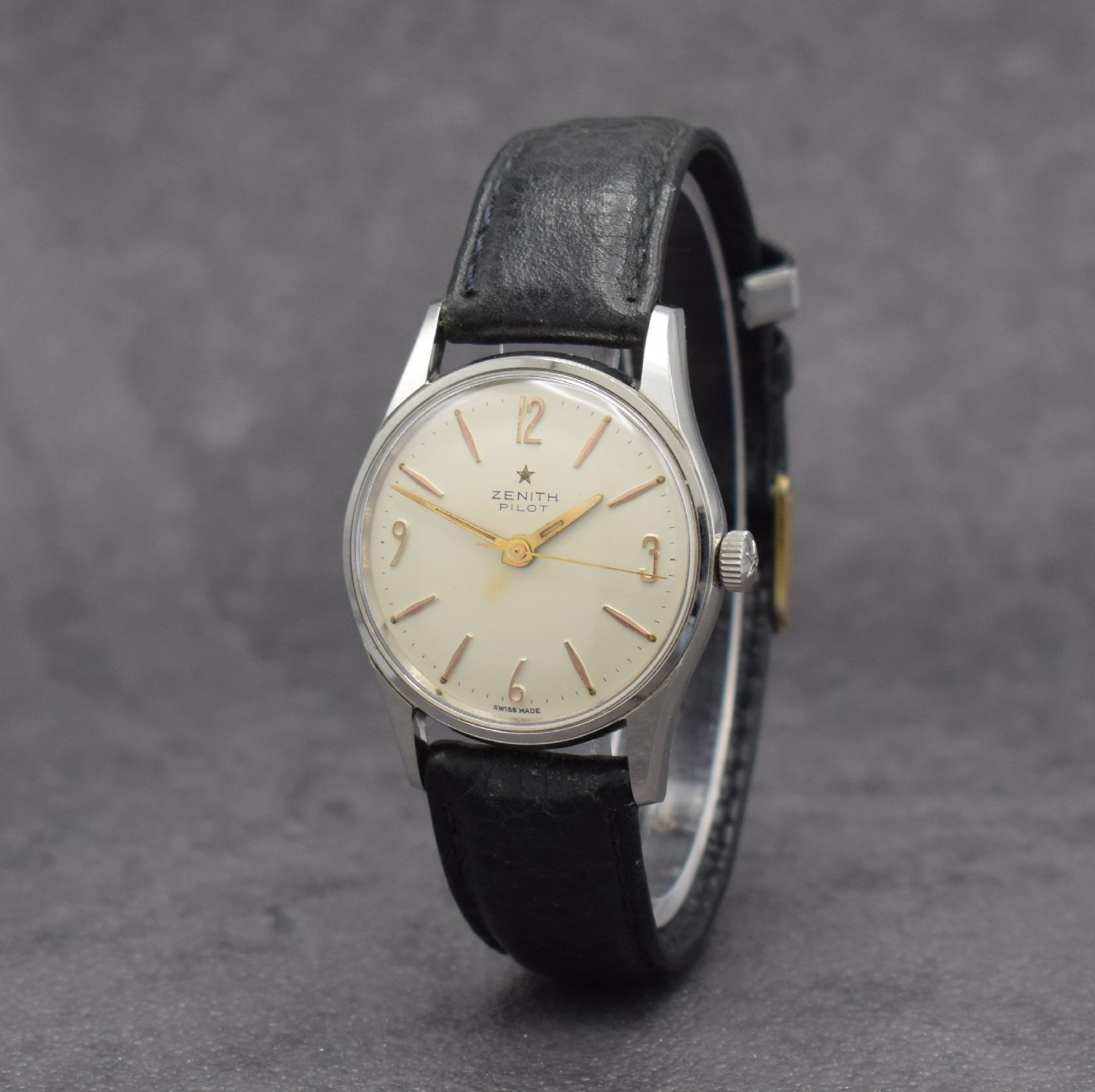 Detail b: ZENITH Pilot Armbanduhr in Stahl, Schweiz um 1955, Handaufzug, 2-teil. Geh., Boden geschr., silb. Zifferbl. m. aufges. Std.-Ind., gold. Zeiger, verg. ...
