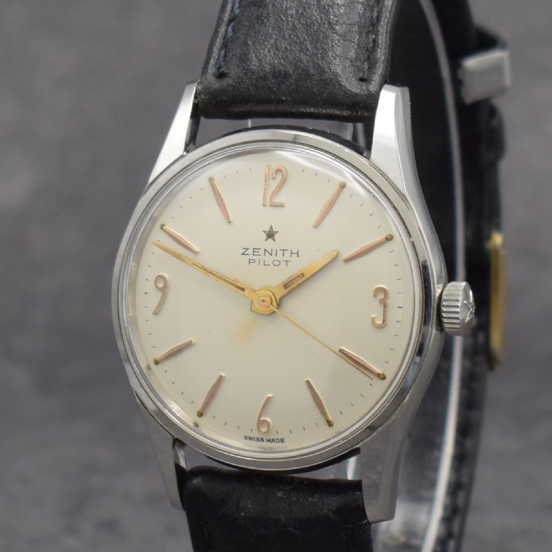 Detail c: ZENITH Pilot Armbanduhr in Stahl, Schweiz um 1955, Handaufzug, 2-teil. Geh., Boden geschr., silb. Zifferbl. m. aufges. Std.-Ind., gold. Zeiger, verg. ...